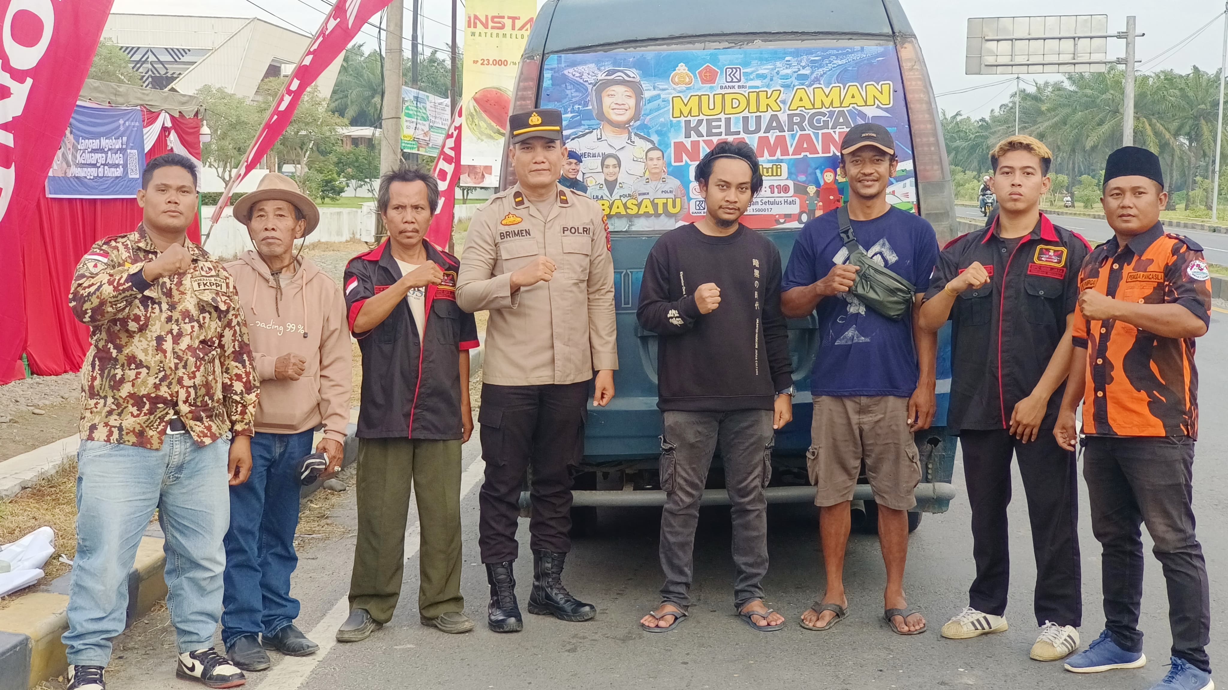 SINERGITAS: Personel Polres Sergai, Ipda Brimen Sihotang diabadikan bersama ormas kepemudaan di sela-sela sosialiasi imbauan mudik. ISTMEWA/SUMUT POS