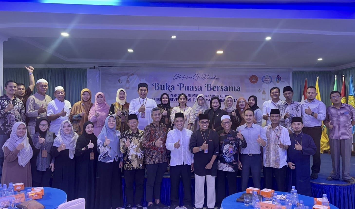 FOTO BERSAMA: Keluarga besar Universitas Tjut Nyak Dhien Medan foto Bersama di sela-sela acara Buka Puasa Bersama bertempat di Aula Universitas Tjut Nyak Dhien, Rabu (26/3/2025). ISTIMEWA/SUMUT POS