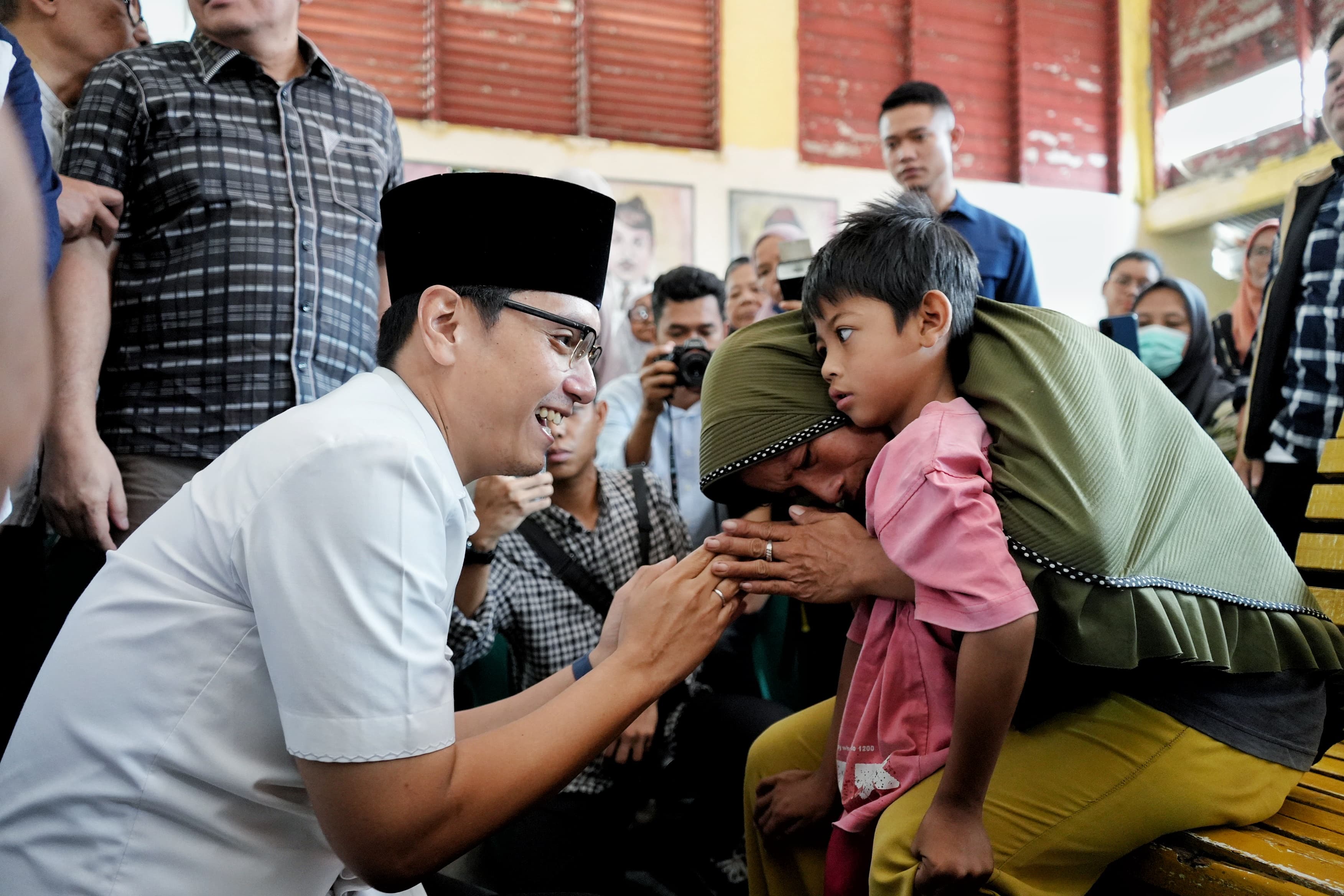 BERBAGI: Wali Kota Medan Rico Tri Putra Bayu Waas berbagi kebahagiaan dengan menyalurkan zakat kepada 1.240 mustahik yang ada di 21 Kecamatan sekota Medan. ISTIMEWA/SUMUTPOS.CO