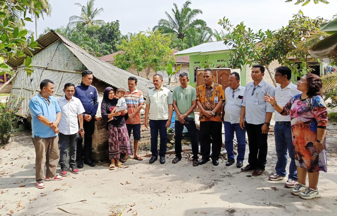 BERSAMA: Anggota DPR RI, Kombes Pol (Purn) Dr. Maruli Siahaan, SH diabadikan bersama korban rumah roboh di Sergai. ISTIMEWA/SUMUT POS