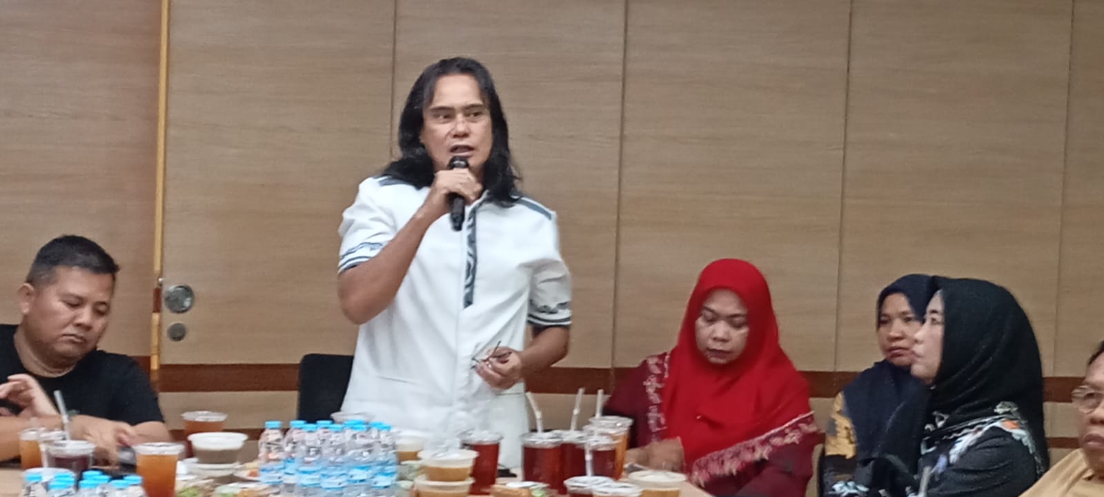 SAMBUTAN: Ketua FWP, Zulkifli Harahap memberikan kata sambutan di acara buka puasa bersama dengan seluruh anggota yang dilaksanakan di Pers Room, Kantor Gubernur Sumut. FOTO:  IKHSAN/SUMUT POS