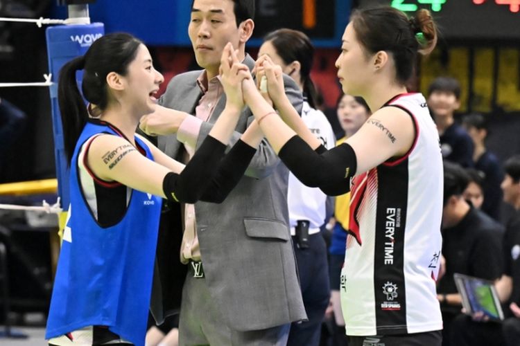 LIBERO: Park Hye Min (baju biru) pemain Red Spark saat berubah posisi dari outside hitter menjadi Libero pada leg ketiga Semi Final Voli Putri Korea. (Dok: KOVO)