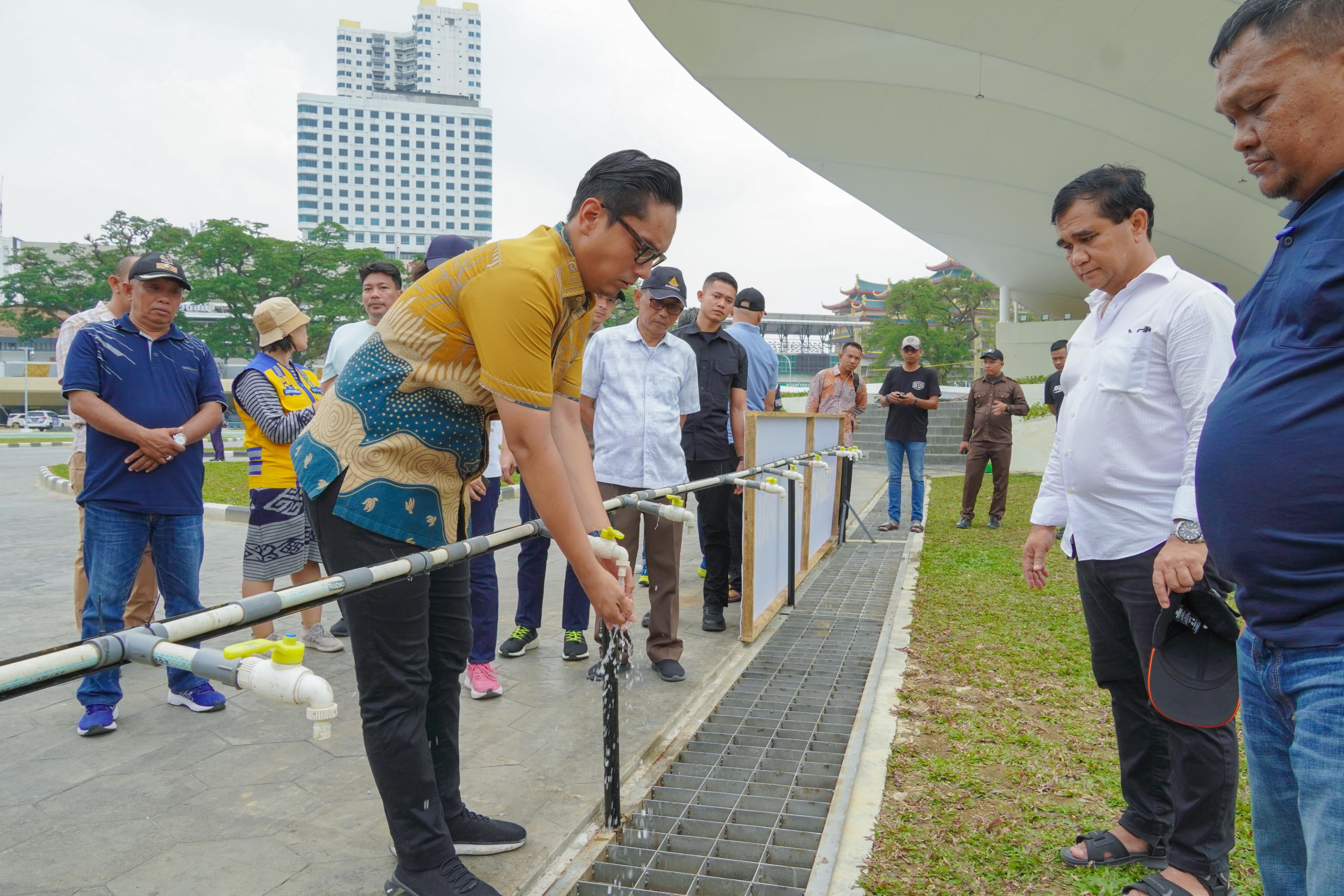 TINJAU: Wali Kota Medan, Rico Wass meninjau tempat pelaksanaan salat ied di Lapangan Merdeka Medan. ISTIMEWA/SUMUT POS