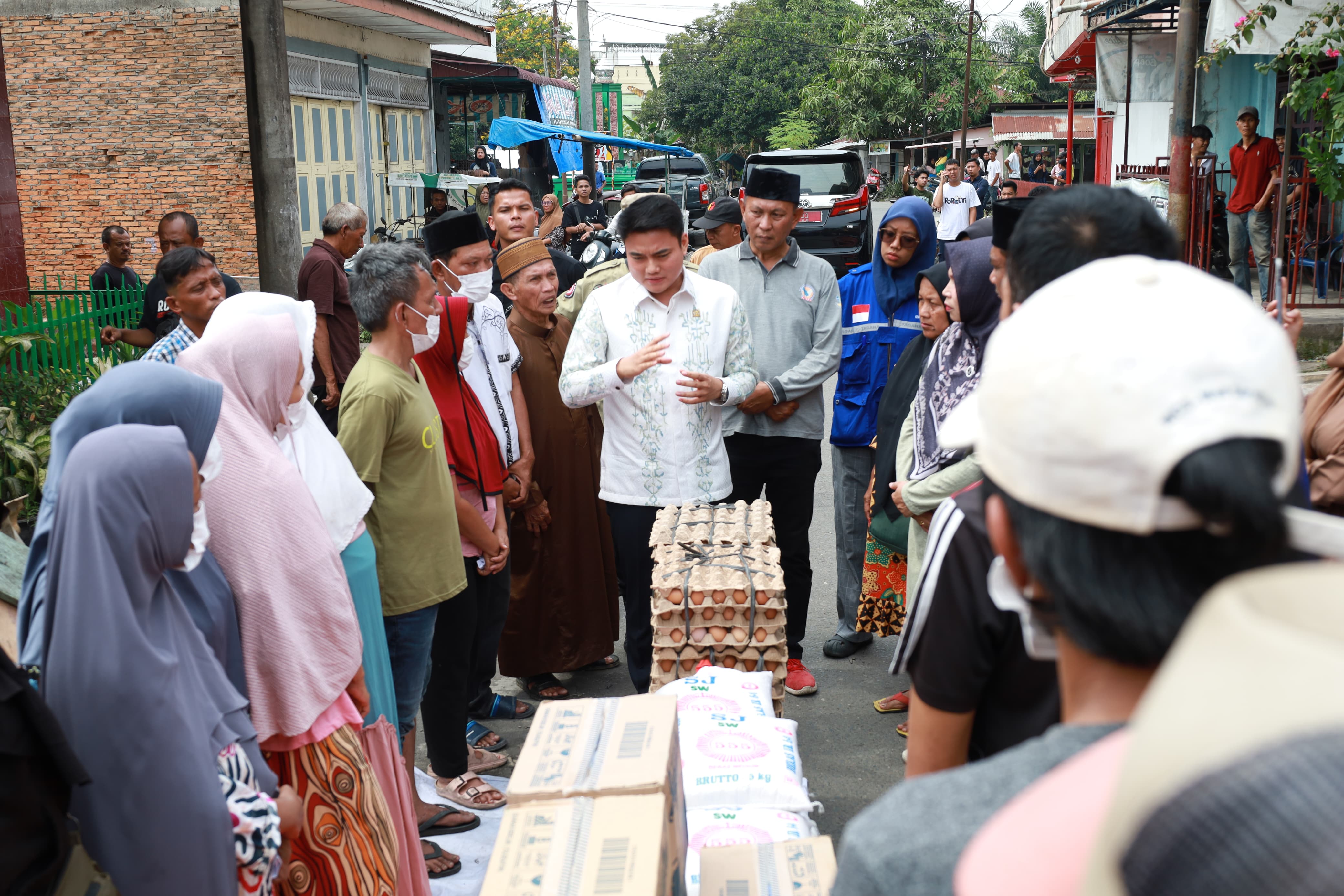 BANTUAN: Wakil Ketua DPRD Sumut, Ricky Antony, memberikan bantuan  bahan pangan kepada warga yang rumahnya terbakar. ISTIMEWA/SUMUT POS