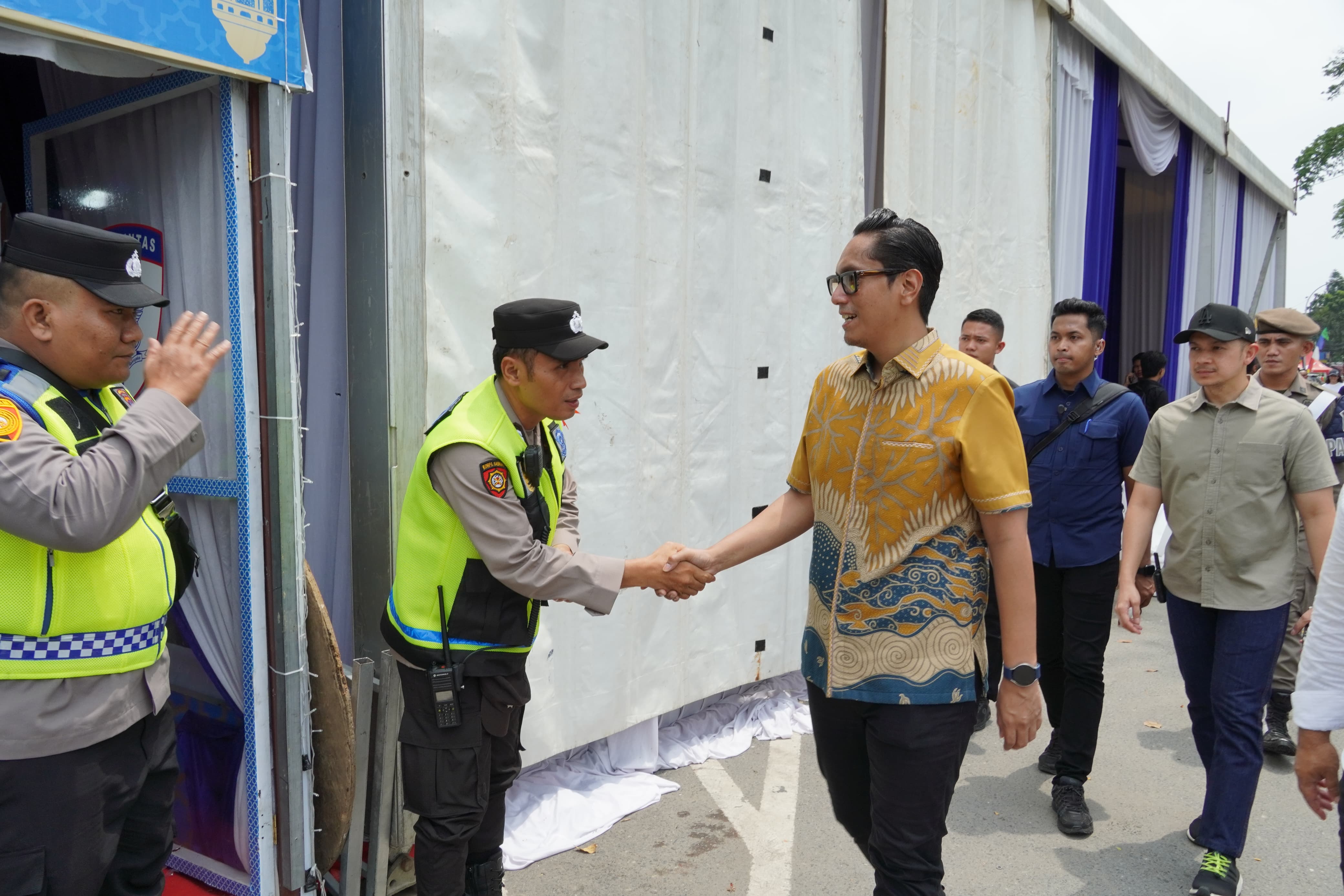 Wali Kota Medan, Rico Waas mengecek pos pam untuk memastikan pelayanan keamanan kepada masyarakat saat lebaran idul fitri. ISTIMEWA/SUMUT POS