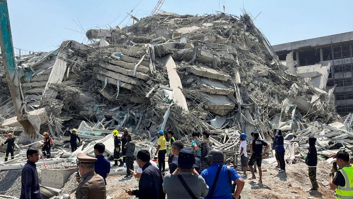 ROBOH: Sebuah bangunan roboh usai gempa berkekuatan  magnitudo 7,7 menguncang Myanmar