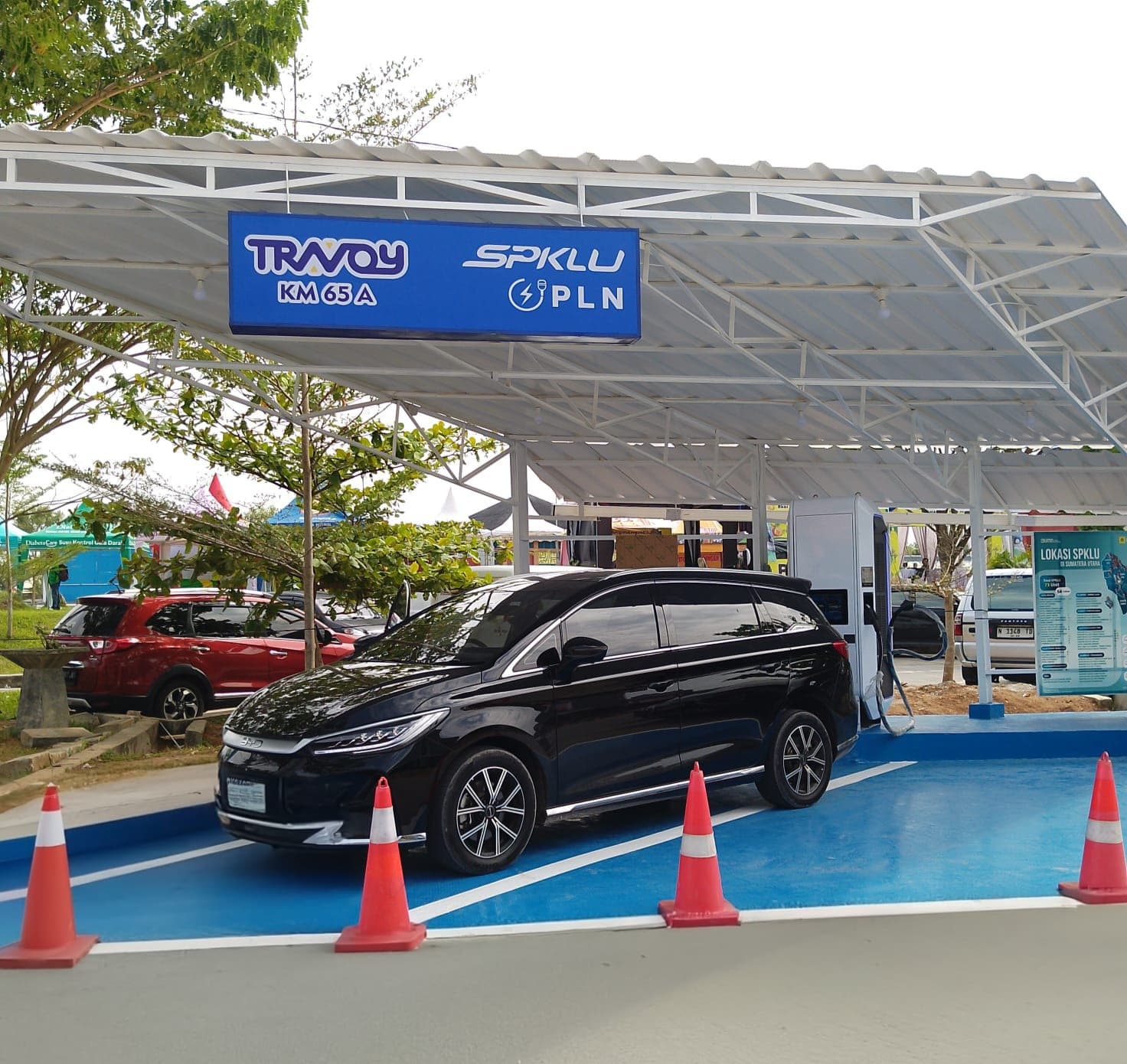 Stasiun Pengisian Kendaraan Listrik Umum SPKLU Ultra Fast Charging pertama di Tempat Istirahat dan Pelayanan (TIP) km 65 A (arah Tebing Tinggi) dan km 65 B . (arah Medan) Foto: ISTIMEWA/SUMUT POS