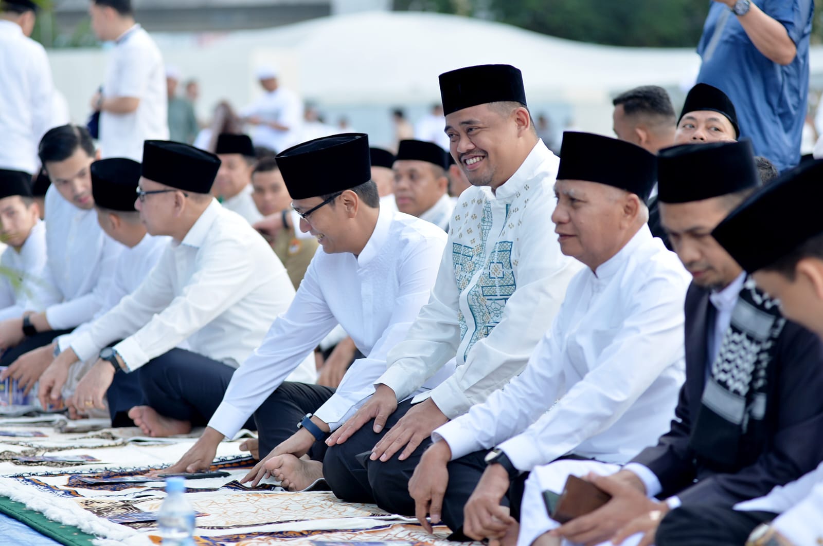 SALAT IED: Gubernur Sumatera Utara (Sumut) Bobby Nasution bersama Wakil Gubernur Sumut Surya dan  Walikota Medan Rico Waas Salat Idulfitri 1446 Hijriyah di Lapangan Merdeka Medan, Senin (31/3).
