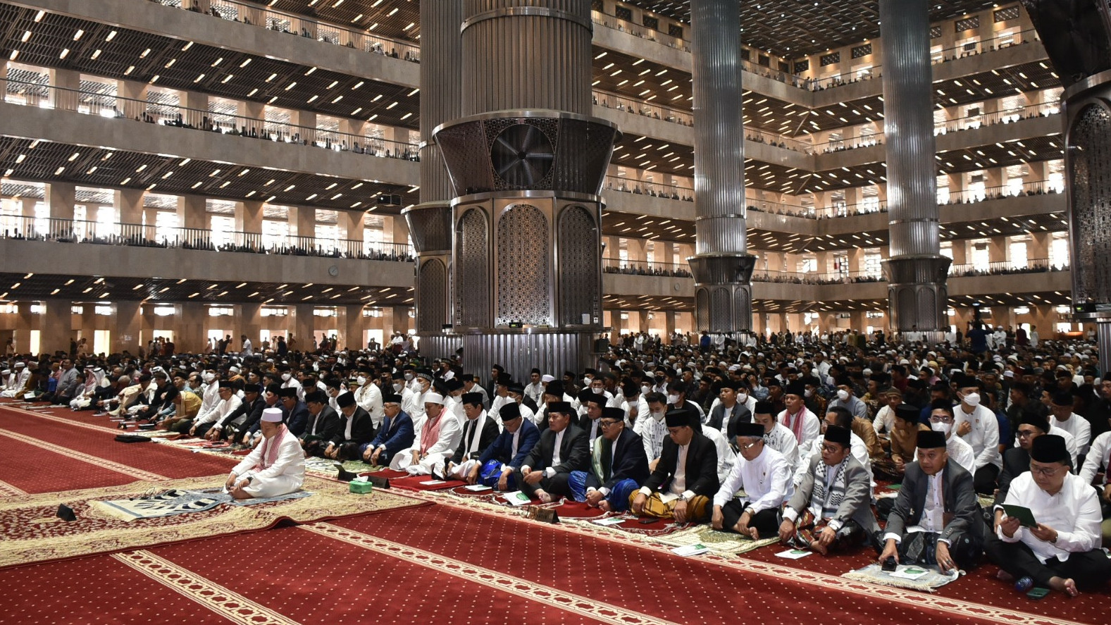 SALAT: Para jamaah melaksanakan salat di Masjid Istiqlal. FOTO: Kemenag/ILUSTRASI
