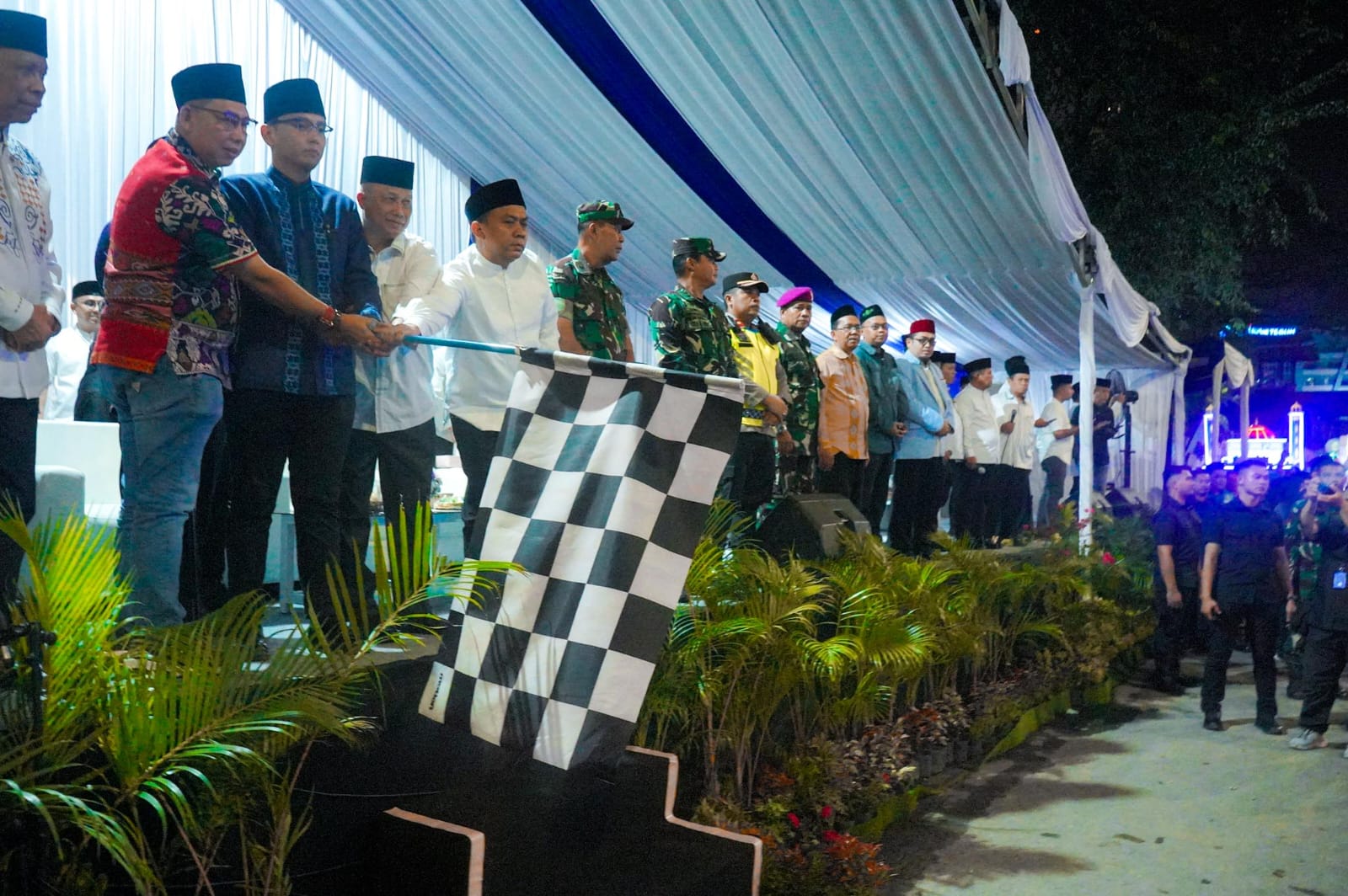 LEPAS: Wali Kota Rico Tri Putra Bayu Waas bersama forkopimda melepas pawai kendaraan hias pada malam takbiran Idul Fitri 1446 H di Lapangan Merdeka. FOTO: MARKUS PASARIBU/SUMUT POS