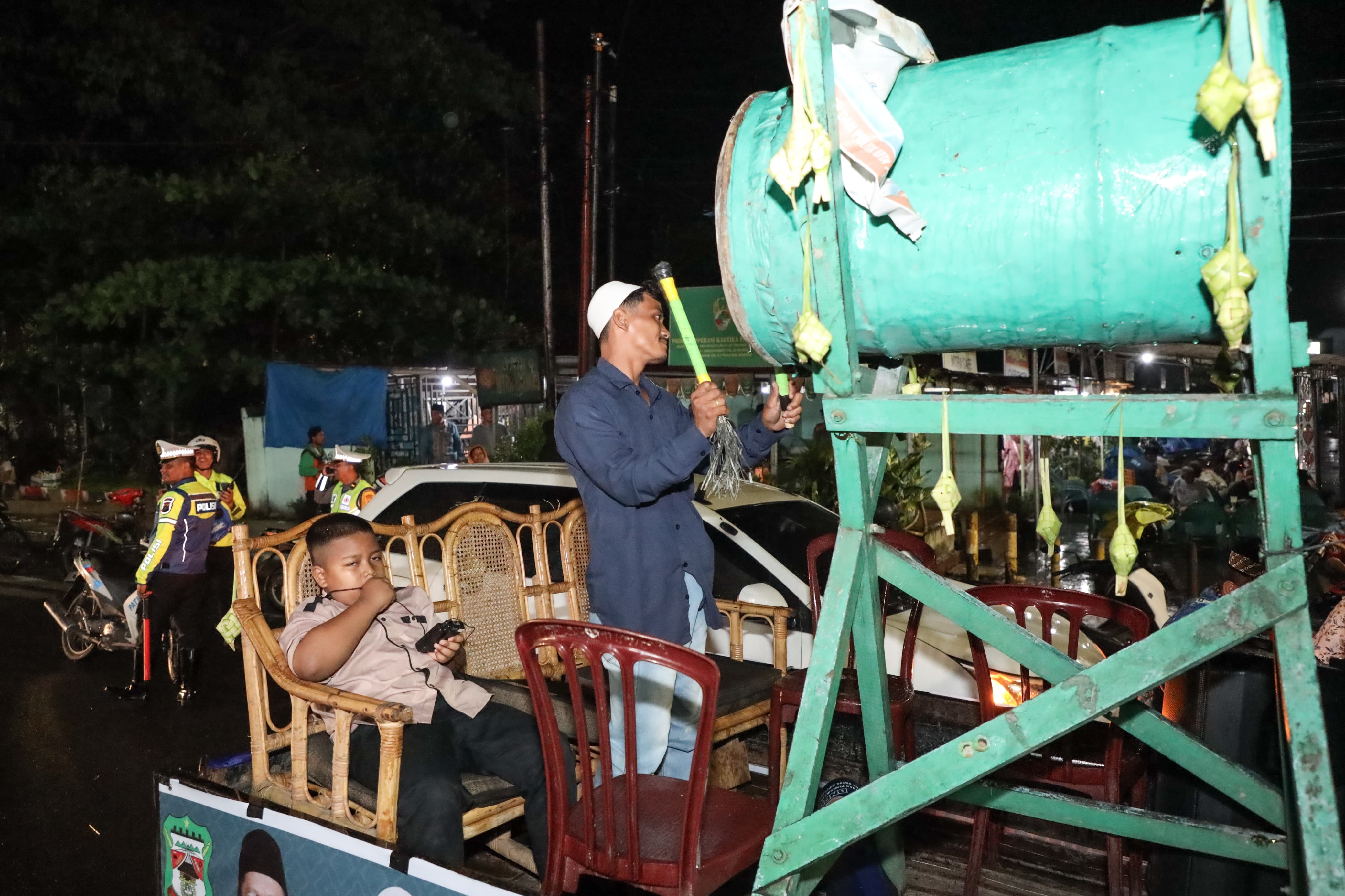 PAWAI: Masyarakat Kota Siantar melaksanakan pawai takbiran pada malam takbir Idul Fitri 1446 hijriah. PRA EVASI/SUMUT POS