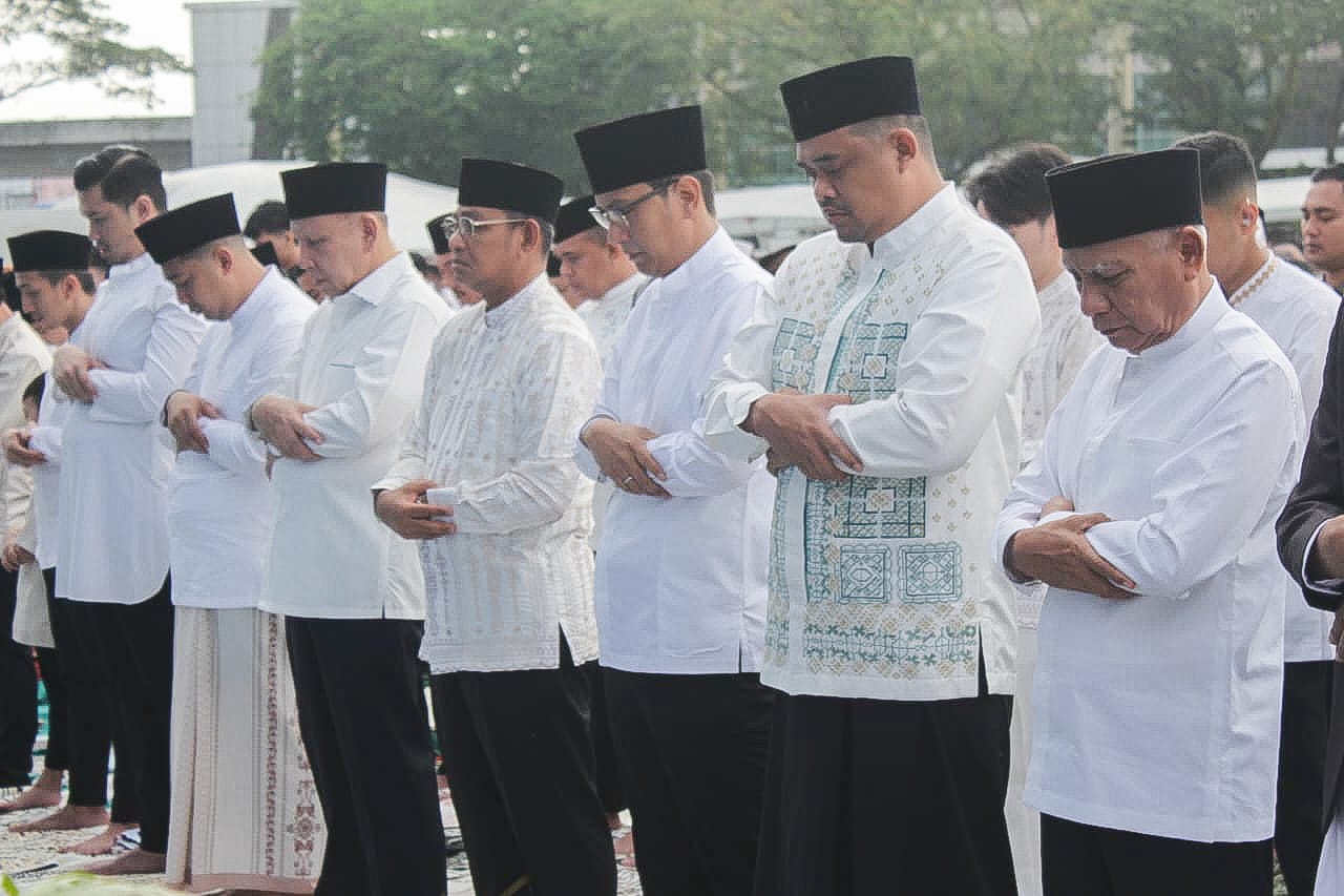 SALAT IED: Wali Kota Medan Rico Saas mengikuti salat ied Idulfitri 1446 H di Lapangan Merdeka Medan, Senin (31/3). MARKUS PASARIBU/SUMUT POS