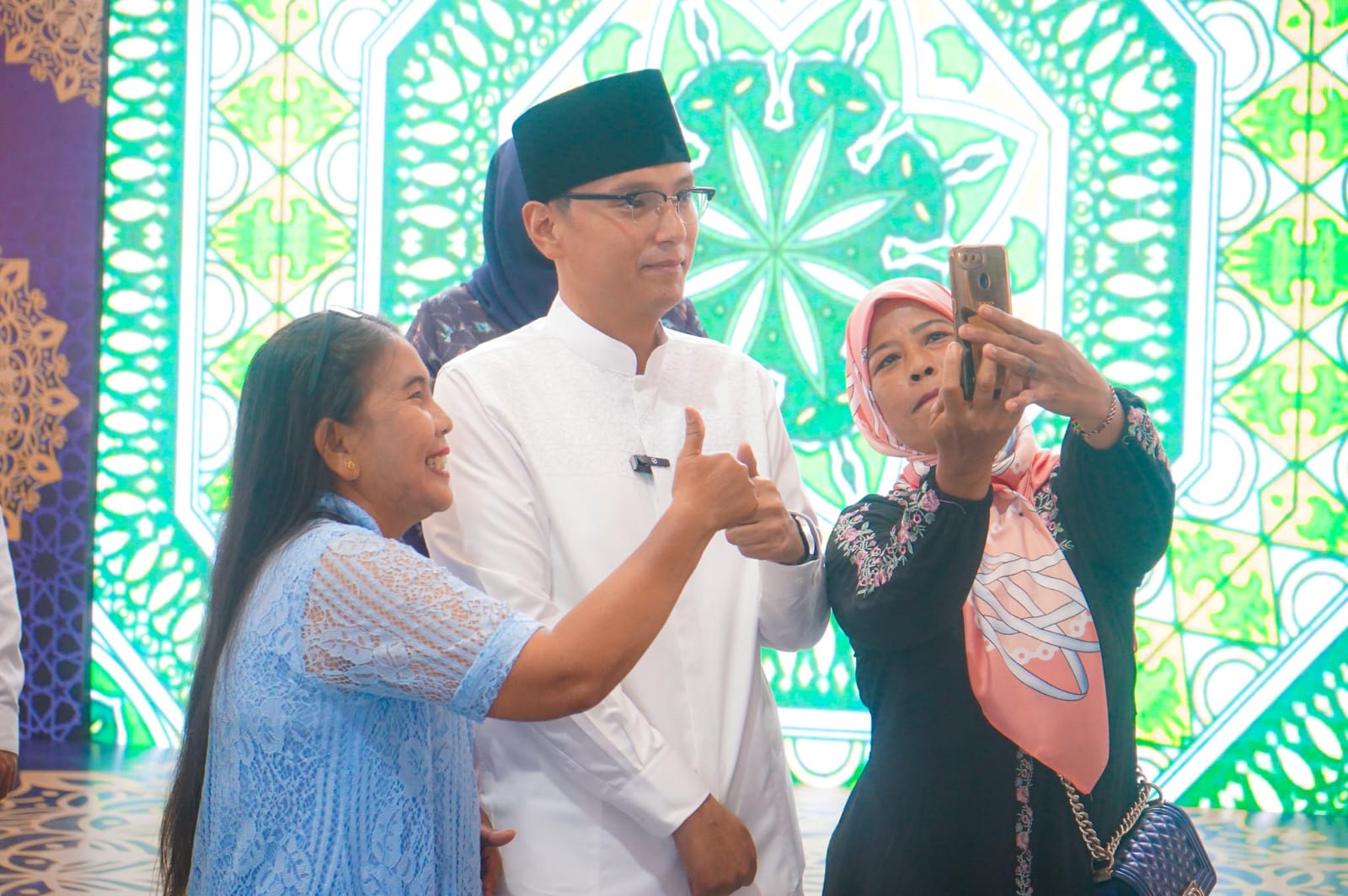 SELPIE: Warga yang datang di open house mengajak Rico Waas foto selpie. ISTIMEWA/SUMUT POS