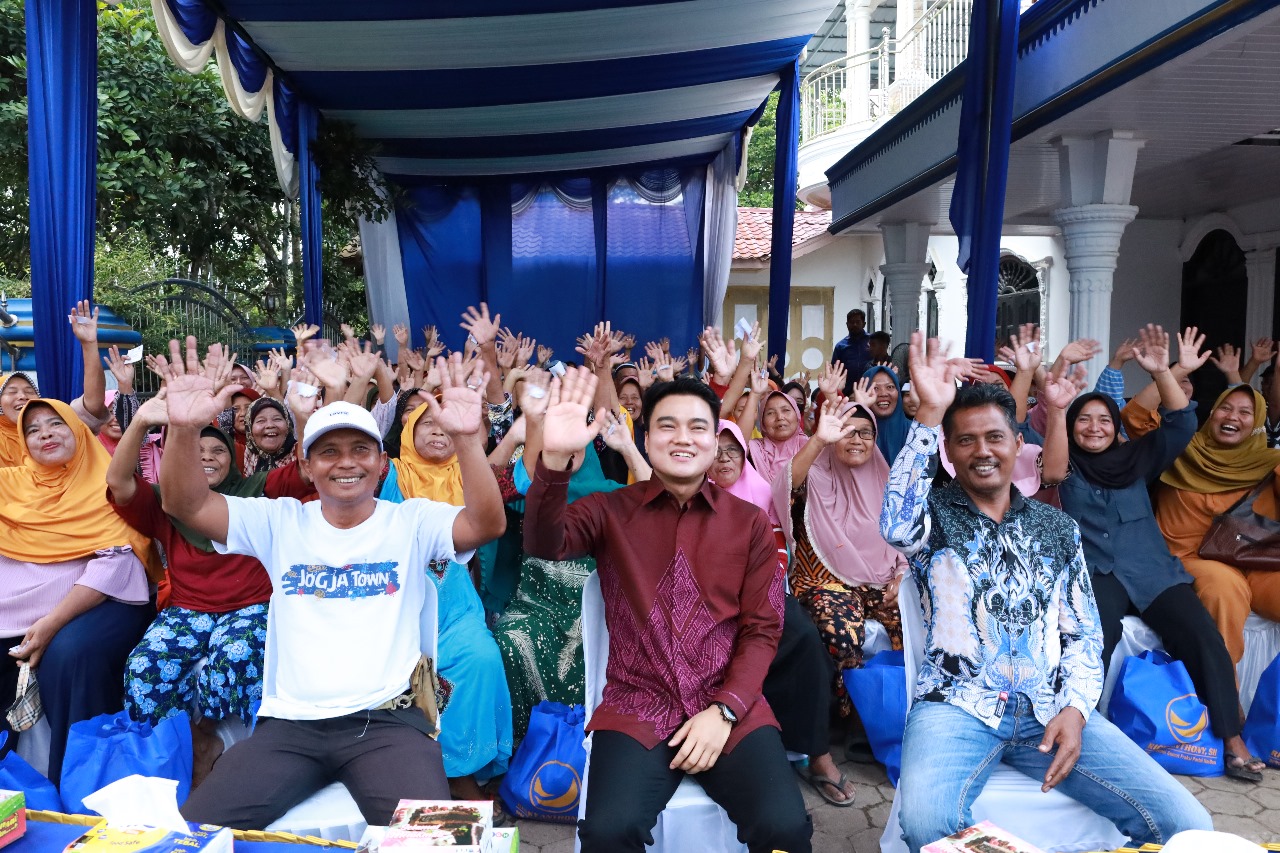 BERSAMA: Wakil Ketua DPRD Sumut Ricky Anthony diabadikan bersama warga saat pulang kampung. ISTIMEWA/SUMUT POS