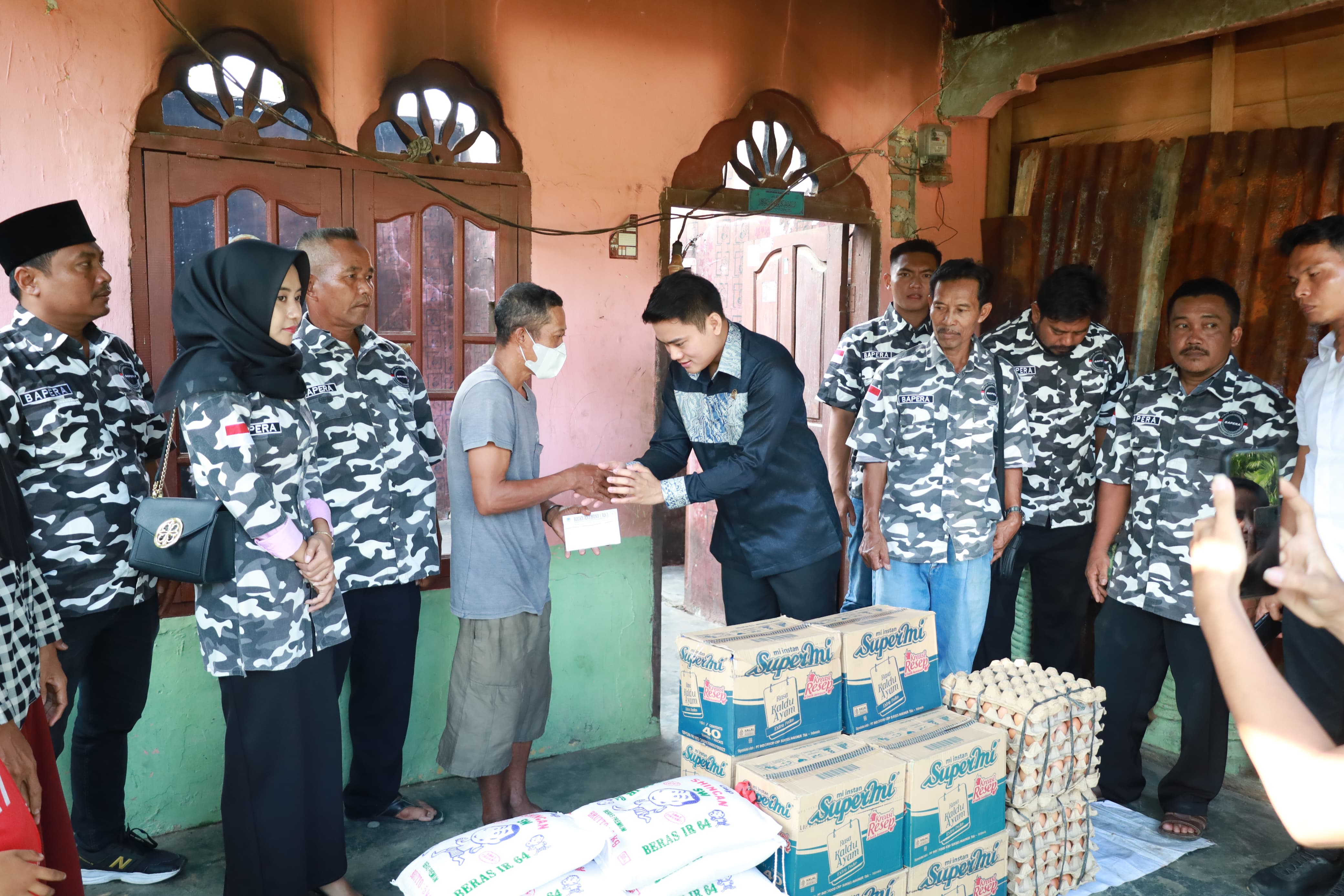 BANTUAN: Wakil Ketua DPRD Sumut, Ricky Anthony berikan bantuan kepada warga korban kebakaran di Wampu, Langkat. ISTIMEWA/SUMUT POS