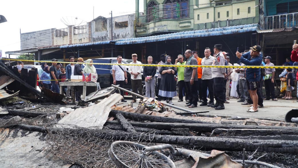 LIHAT: Wabup Langkat, Tiorita br Surbakti saat melihat puing-puing ruko yang terbakar di Bahorok.  Diskominfo Langkat/Sumut Pos