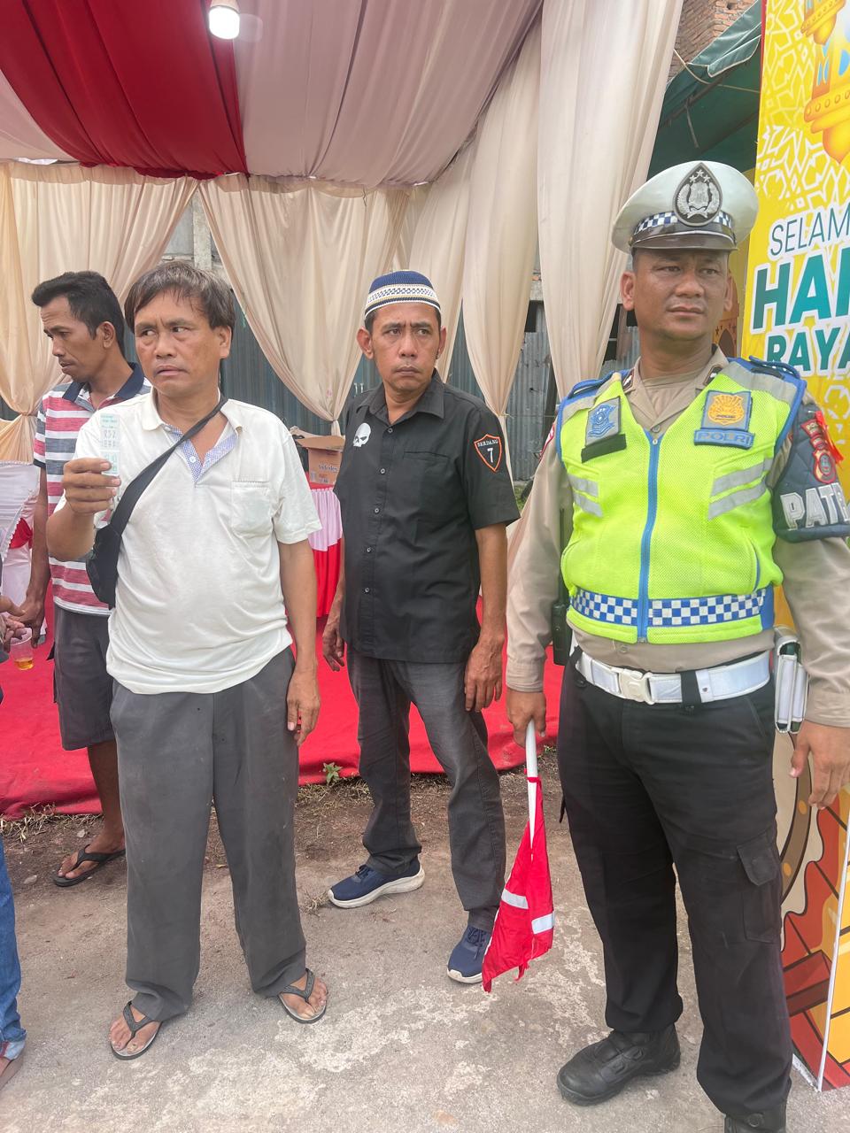 TES URINE: sejumlah supir yang melakukan tes urine di pos PAM 3 pasar bengkel,Perbaungan.(FADLY/SUMUT POS)