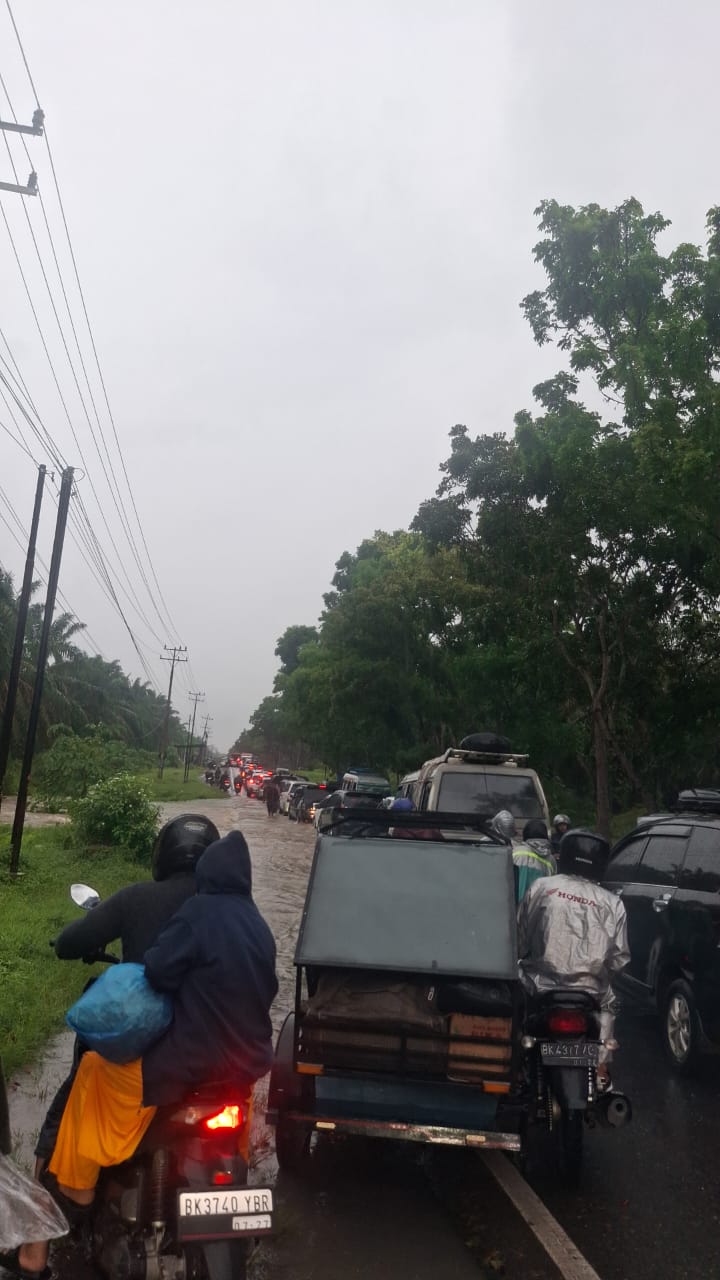 MACET: Jalan Lintas Sumatera (Jalinsum ) Pernantian Berangir , Kecamatan NA IX-X, Kabupaten Labuhanbatu Utara (Labura) macet karena banjir. Indra/Sumut Pos