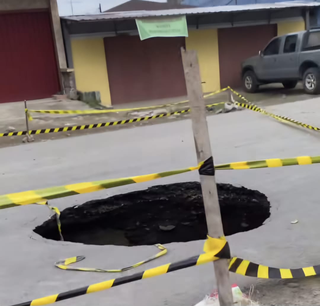 AMBLAS: Badan jalan di Jalan TB Simatupang, Kecamatan Medan Sunggal, amblas hilang berlubang. FOTO: MARKUS/SUMUT POS