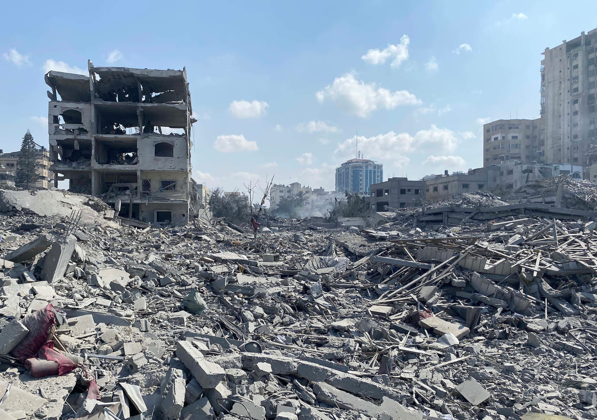 OMAR AL-QATTA/AFP RATA DENGAN TANAH: Seorang wanita Palestina duduk di tengah kehancuran bangunan sekolah di kawasan Al-Tuffah, timur laut Gaza, imbas serangan Israel kemarin (4/4).