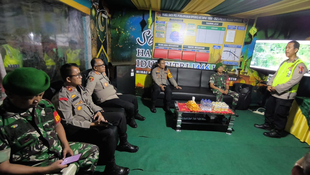 TINJAU: Kapolrestabes Medan, Kombes Pol Gidion Arif Setyawan saat meninjau Pos Terpadu, Minggu (6/4) dinihari. ISTIMEWA/SUMUT POS