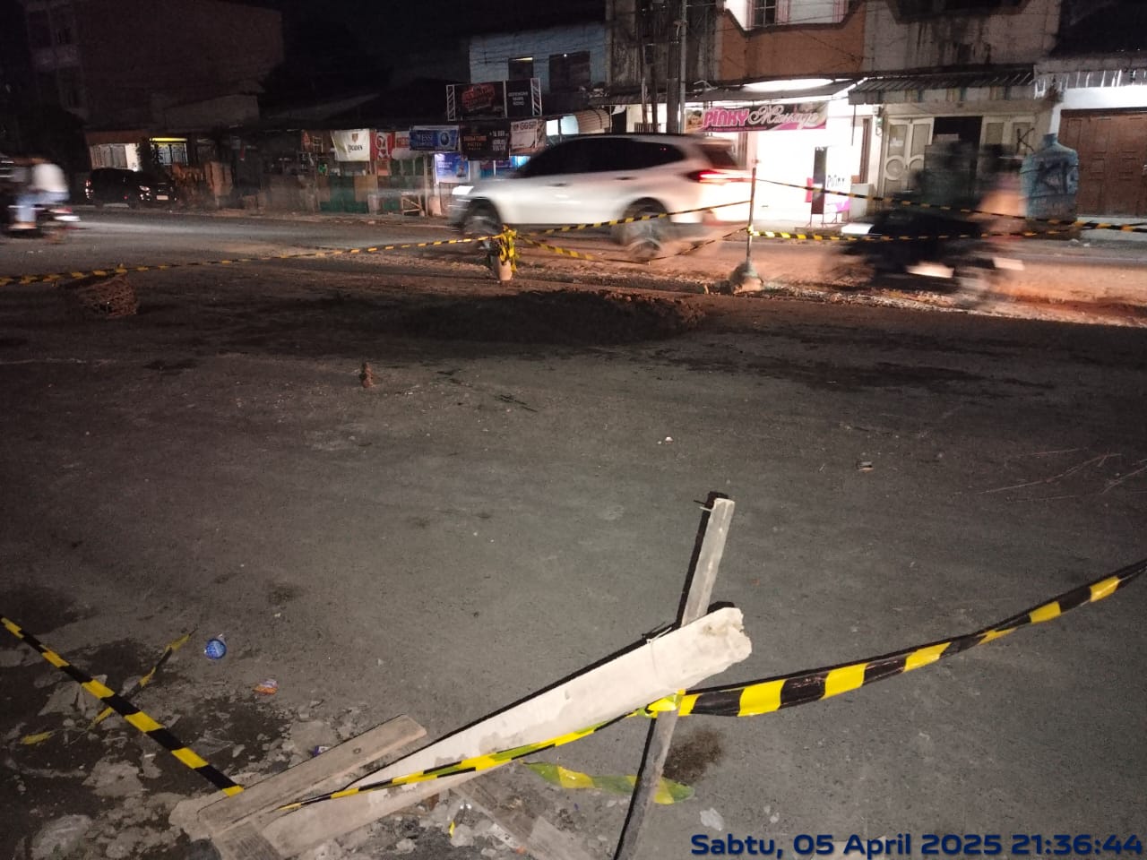 DITIMBUN: Dinas SDABMBK Kota Medan sudah menimbun badan jalan yang amblas di jalan TB Simatupang, Kecamatan Medan Sunggal. Istimewa/Sumut Pos