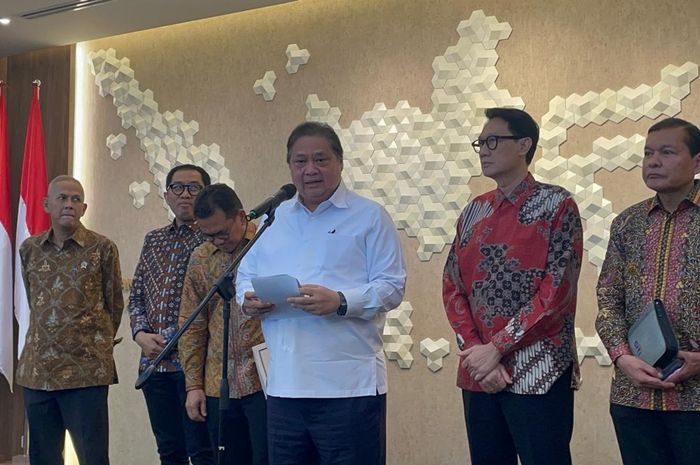 Menko Perekonomian, Airlangga Hartanto saat menjelaskan tentang kebijakan tarif baru AS.