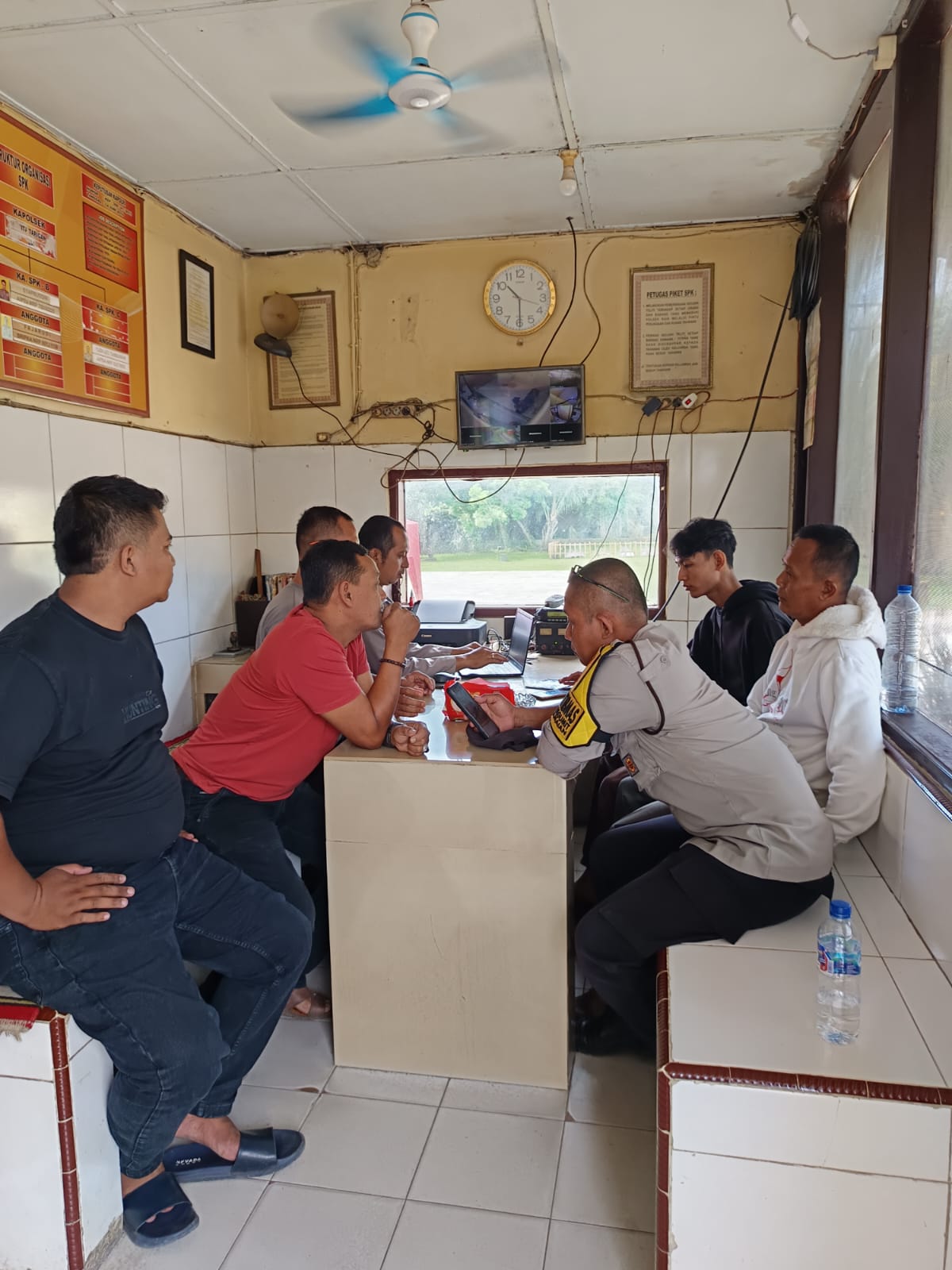 MELAPOR: Polsek Binjai saat cek lokasi kejadian usai menerima laporan begal palsu. Istimewa/Sumut Pos
