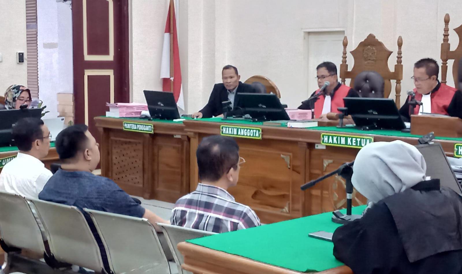SIDANG: Mantan Kadis BMBK Sumut, Bambang Pardede (kemeja kotak-kotak), saat menjalani sidang di Pengadilan Tipikor Medan beberapa waktu lalu. (Ist)