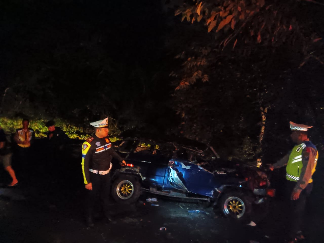 EVAKUASI: Satlantas Polres Binjai saat melakukan evakuasi mobil yang terjun ke jurang di Dusun Pamah Semelir. Istimewa/Sumut Pos