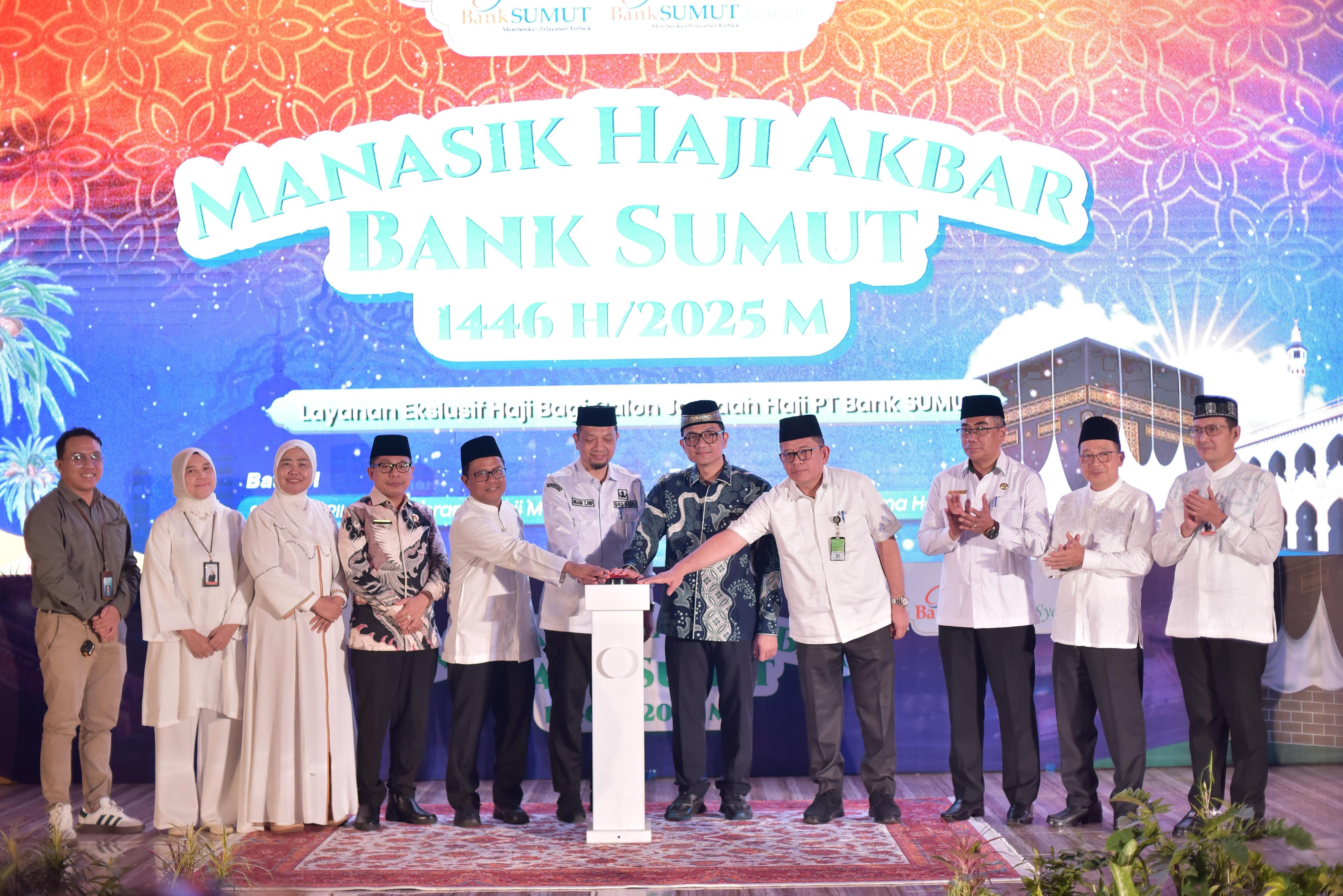 BUKA: Unsur Komisaris dan Direksi Bank Sumut, saat membuka gelaran Manasik Haji Akbar bagi jamaah calon haji 1446 Hijriah/2025 di Gedung Madinatul Hujjaj Asrama Haji Medan, Rabu (9/4). (Dokumen Humas)