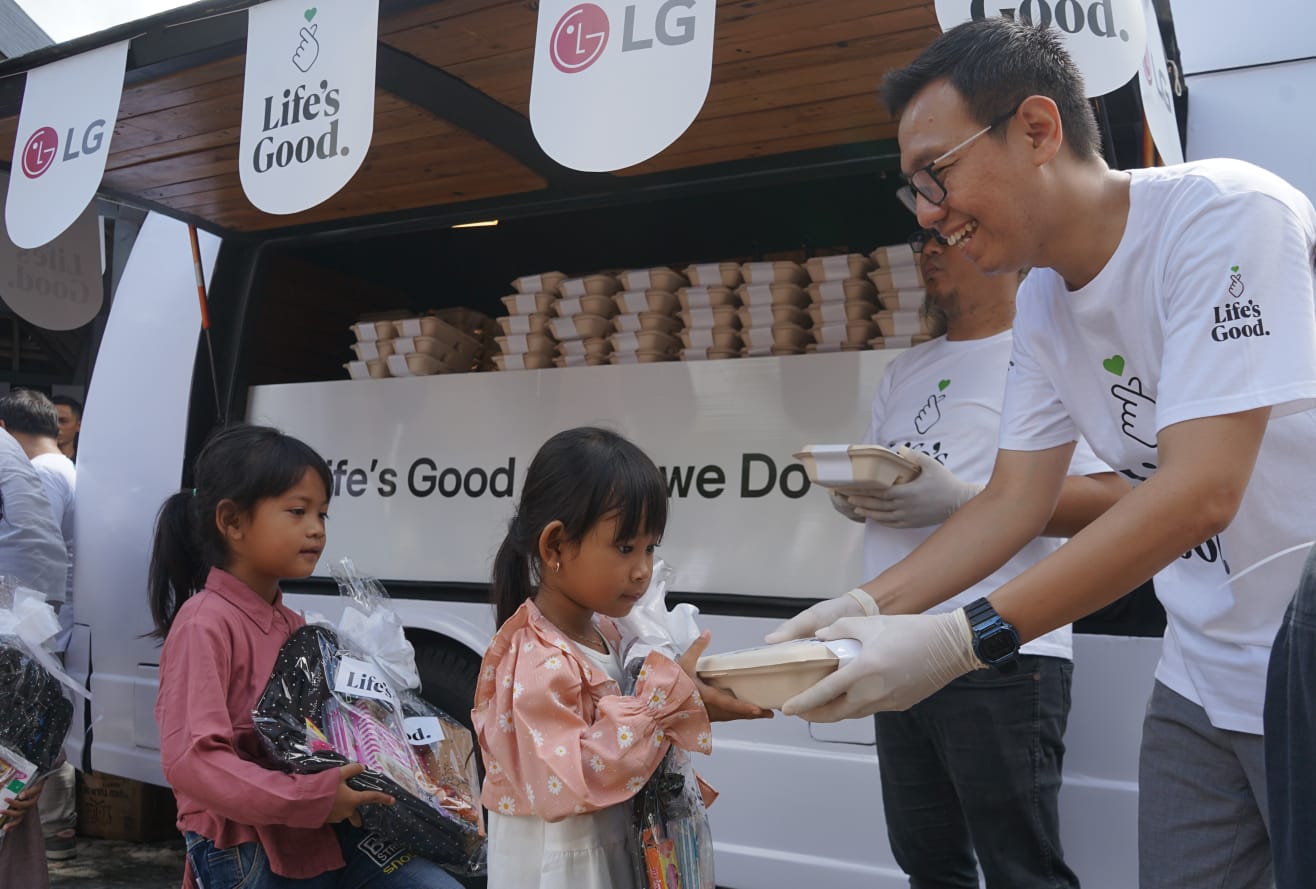 PAKET: Manajemen LG Indonesia saat membagikan paket makanan kepada anak- anak di Gunung Kidul, Yogyakarta, Selasa (8/4/2025). (Dok: LG Indonesia)