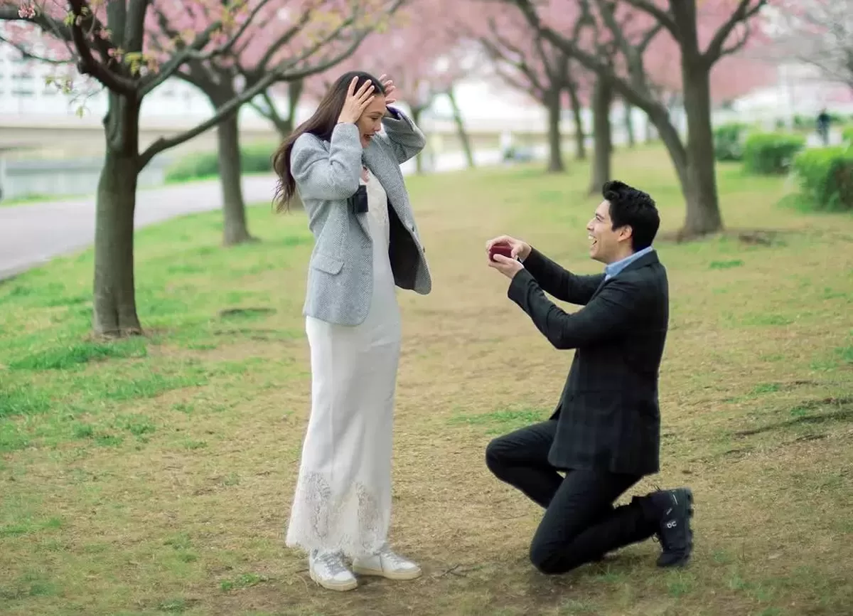 LAMAR: Maxime Bouttier saat melamar Luna Maya di Jepang. (Dok: instagram)