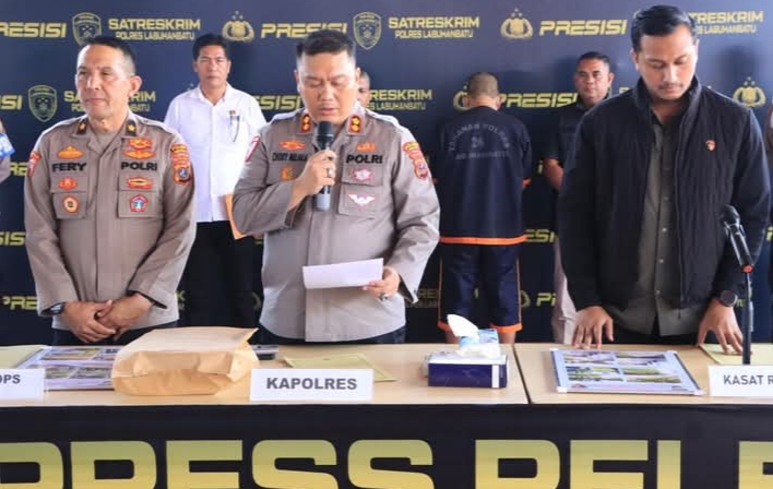 PAPARAN: Kapolres Labuhanbatu AKBP Choky Sentosa Meliala SIK, SH, MH memaparkan kasus korupsi  mantan kades sipare-pare tengah. INDRA SIBARANI/SUMUT POS
