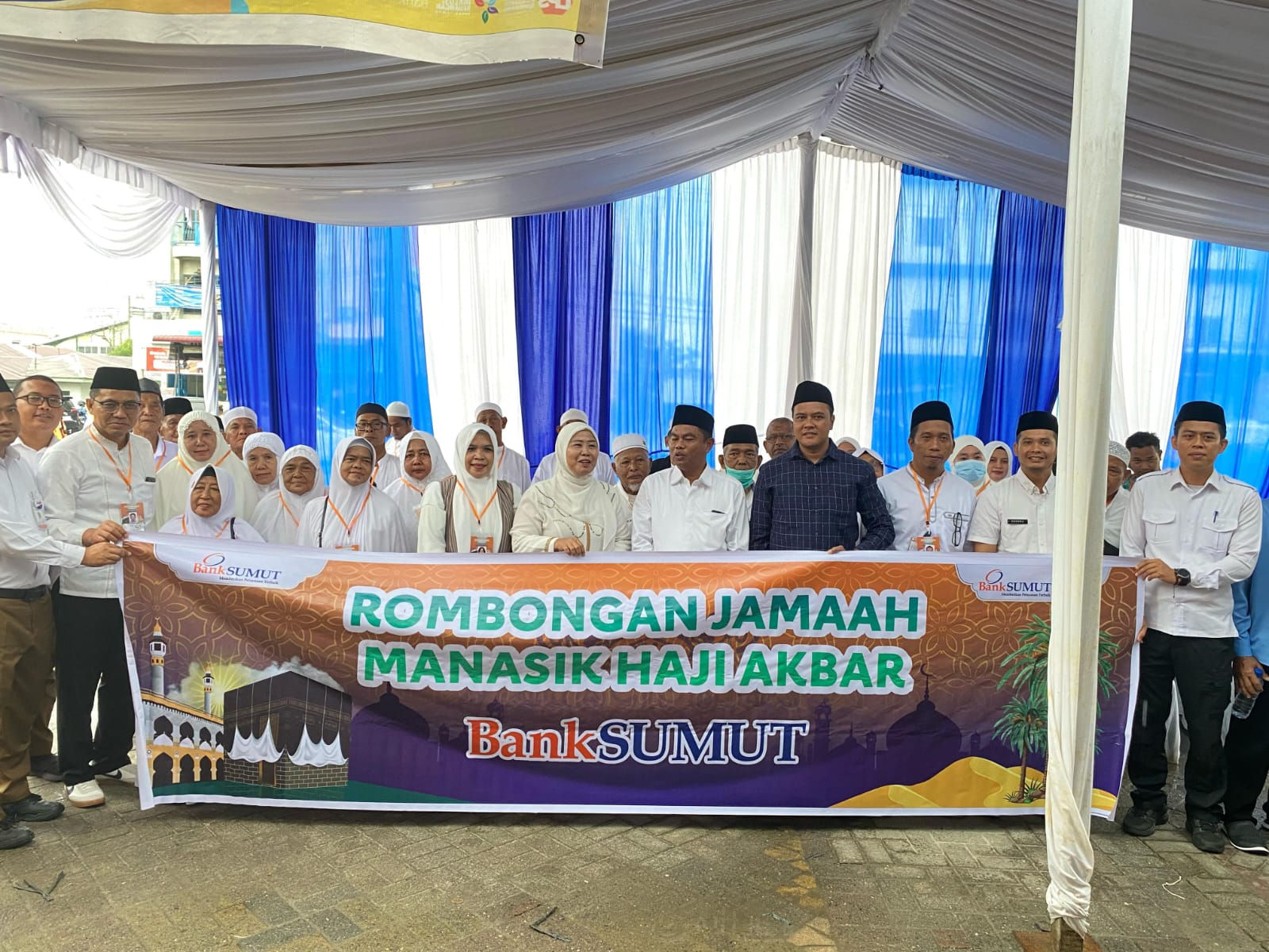 BERSAMA: Bupati Sergai bersama rombongan jamaah Manasik Haji Akbar Bank Sumut Cabang Sei Rampah. (FADLY/ SUMUT POS)