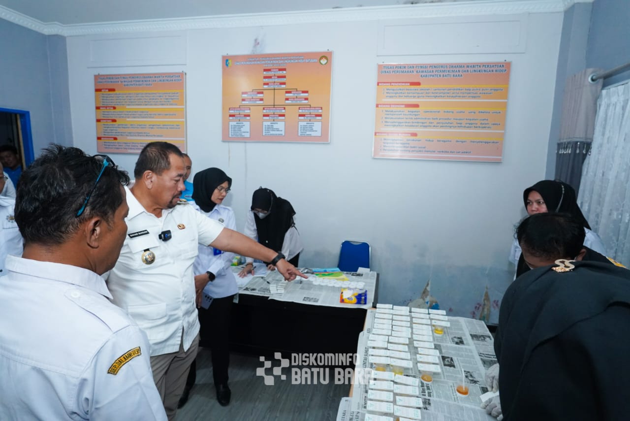 TES URINE: Bupati Batubara H Baharuddin Siagian saat melihat hasil Test Urine ASN di Kantor Perkim LH dan Kantor Bappelitbangda Batubara, Rabu (9/4/2025). FOTO: Dok/Komimfo Batubara.