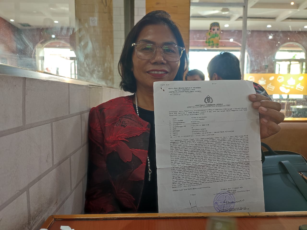 MELAPOR: Ketua Arisan Horas Bidan Sumatera Inovatif (Hobisui), Rohma Sitanggang buat laporan ke Polda Sumut. ISTIMEWA/SUMUT POS