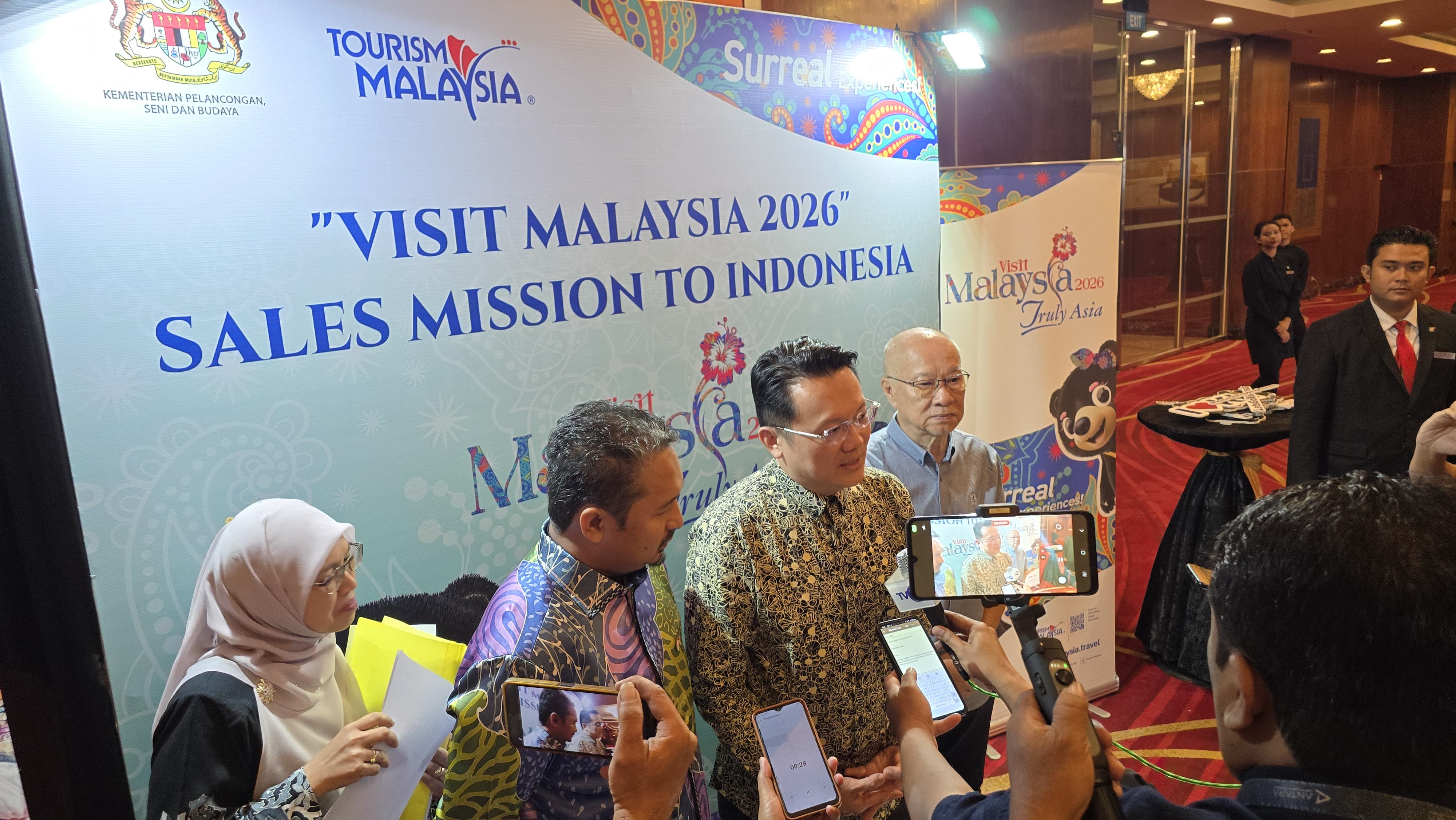 YBhg. Dato&rsquo; Yeoh Soon Hin, Timbalan Pengerusi Tourism Malaysia (tengah) didampingi Konsul Jenderal Malaysia di Medan Shahril Nizam bin Abdul Malek (kiri) saat wawancara di acara