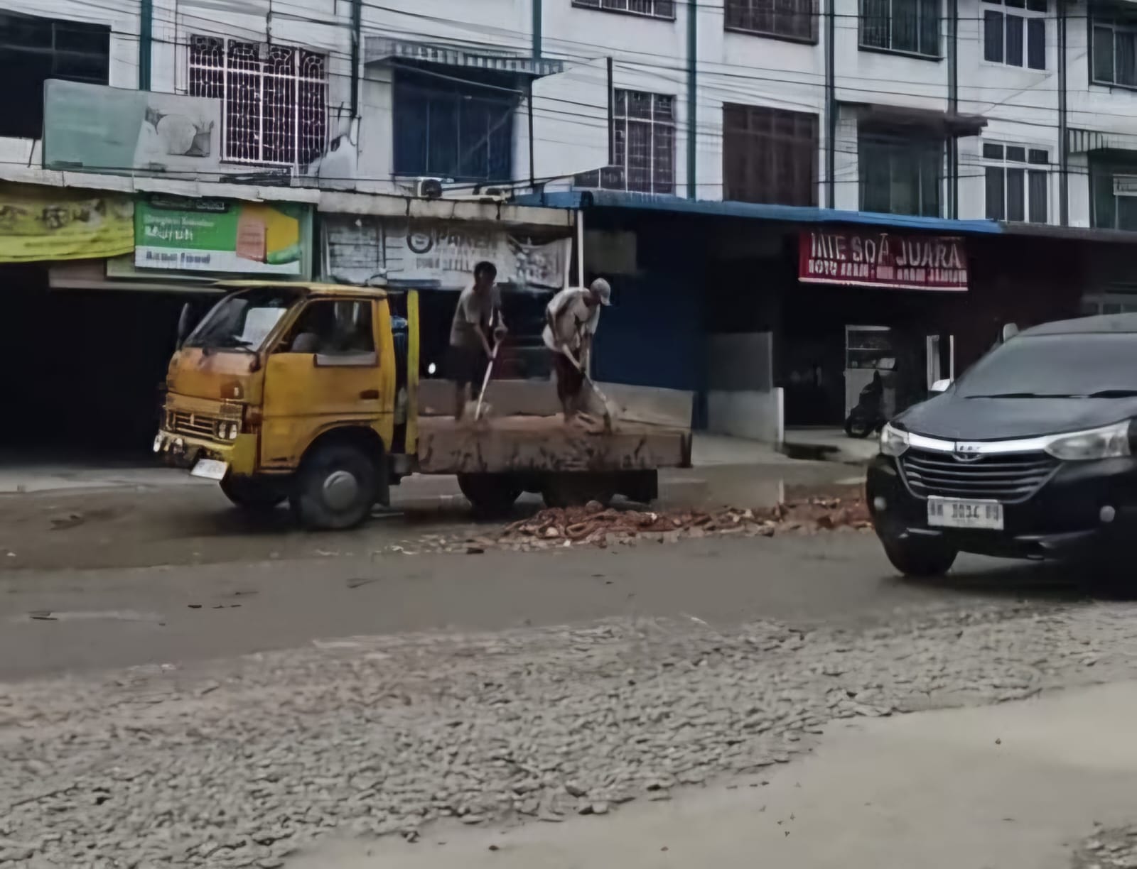 TIMBUN: Dinas SDABMBK melakukan penimbunan di Jalan Sunggal. FOTO: MARKUS PASARIBU/SUMUT POS