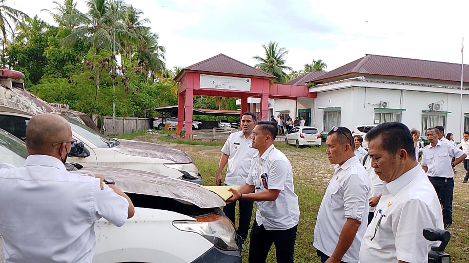 CEK: Bupati dan Wakil Bupati Nias Selatan, Sokhiatulo Laia-Ir. Yusuf Nache saat mengecek kondisi mobil ambulans dan mesinnya sudah raib, Rabu (9/4). ISTIMEWA/SUMUT POS
