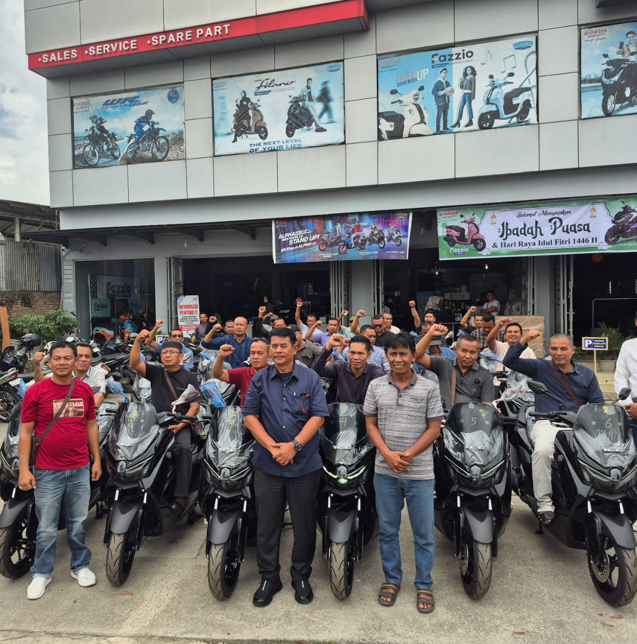 BERSAMA: Kepala Dinas PMD Sergai, Drs. Fajar Simbolon, M.Si bersama Kepala Desa di Kabupaten Sergai saat  kendaraan dinas untuk mendukung kinerja pelayanan kepada masyarakat. (FADLY/SUMUT POS)