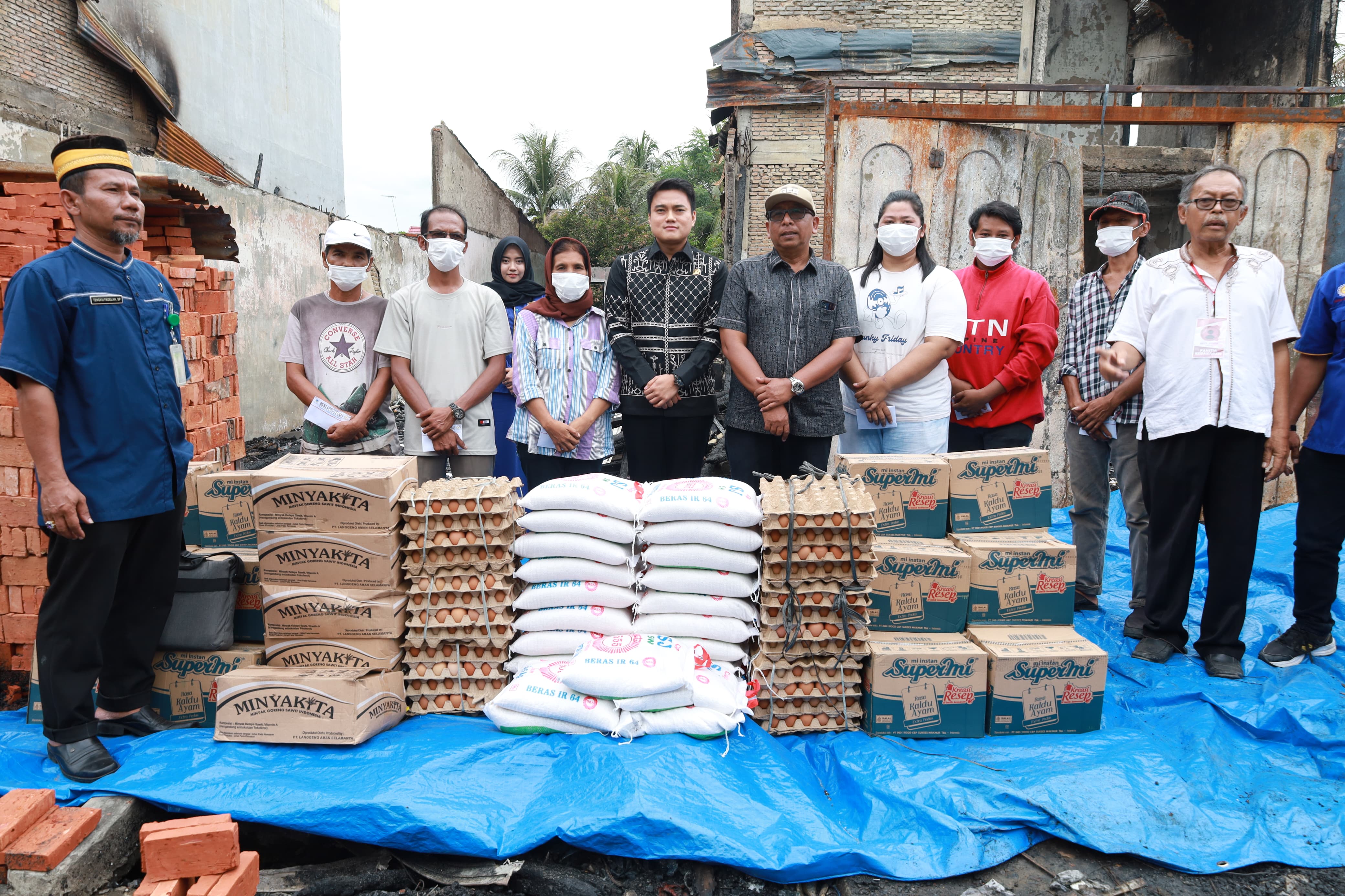 BANTUAN: Ricky Anthony saat memberikan bantuan kepada korban kebakaran di Kecamatan Bahorok, Kabupaten Langkat. (Dok: ist)