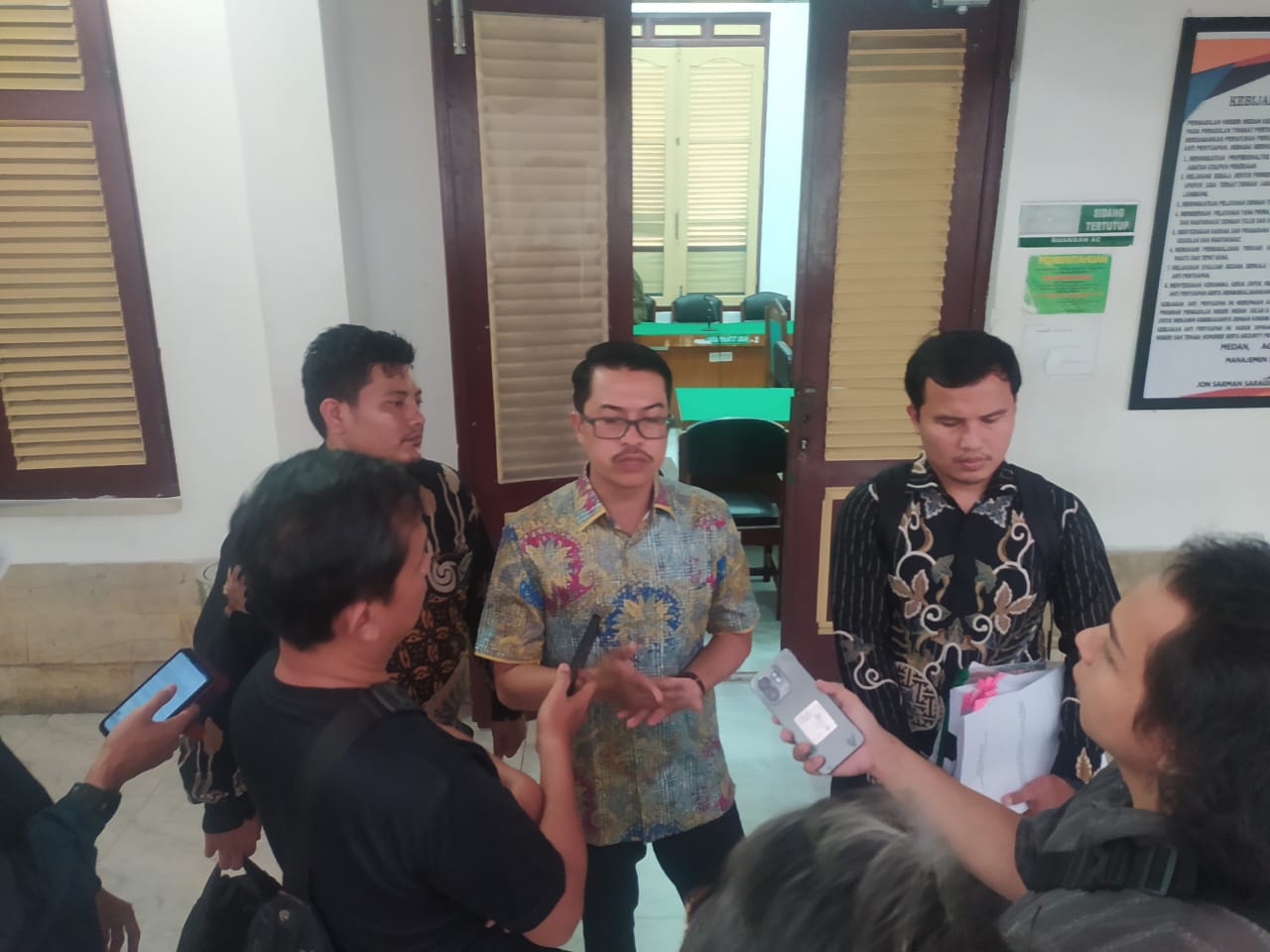 KETERANGAN: Kuasa hukum Kompol Ramli Sembiring, Irwansyah Nasution memberikan keterangan usai sidang prapid, Jumat (11/4/2025). AGUSMAN/SUMUT POS