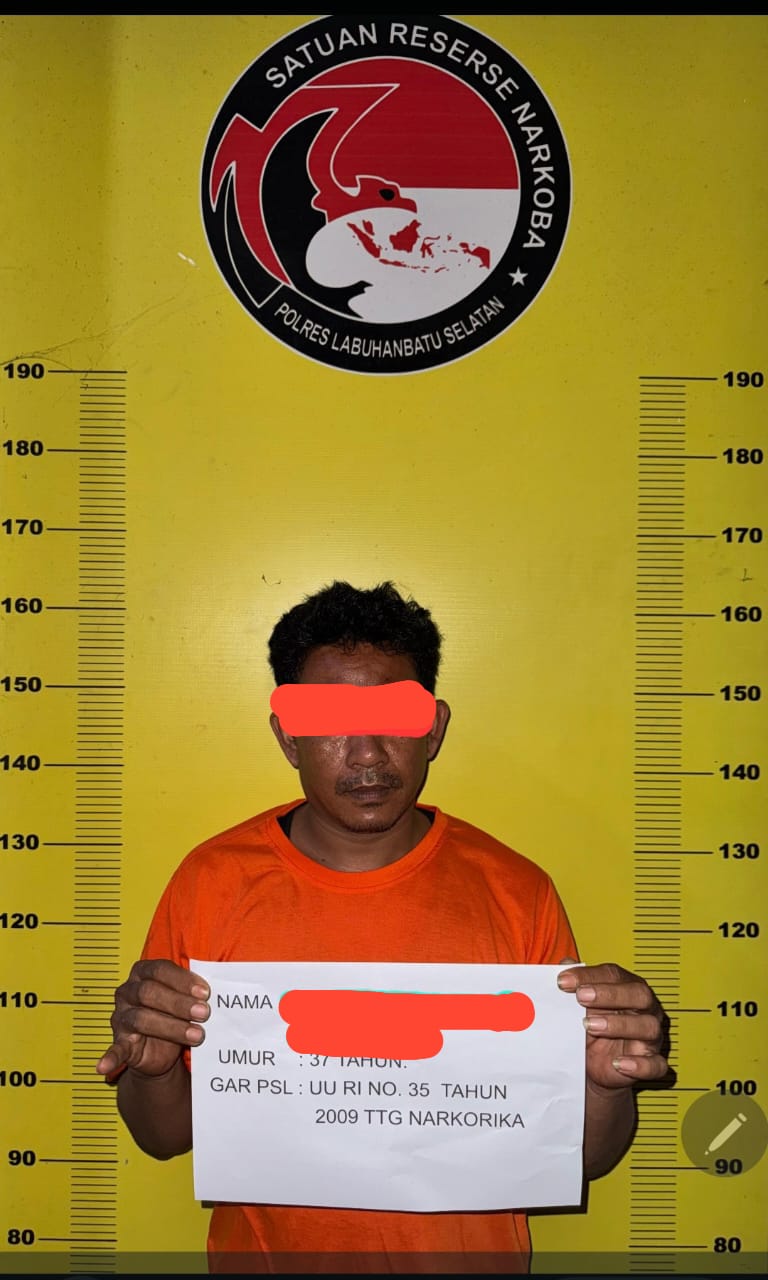 DIAMANKAN: Tersangka IHS saat diamankan di Polres Labusel atas kasus UU narkotika. ISTIMEWA/ SUMUT POS