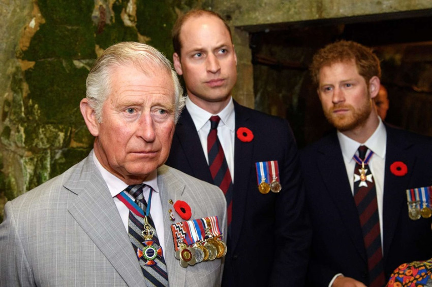 Raja Charles III bersama Pangeran William dan Pangeran Harry. (Dok: people)