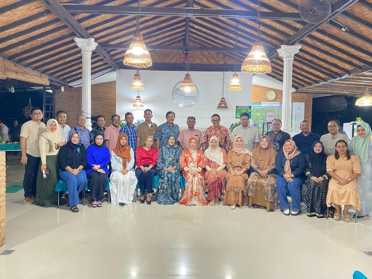 FOTO BERSAMA: Bupati Sergai  H. Darma Wijaya bersama Ketua TP PKK, Hj. Rosmaida Darma Wijaya berfoto bersama jajaran manajemen PT Socfindo dan SSPL Bangun Bandar, Jumat (11/4) (ISTIMEWA/SUMUTPOS)