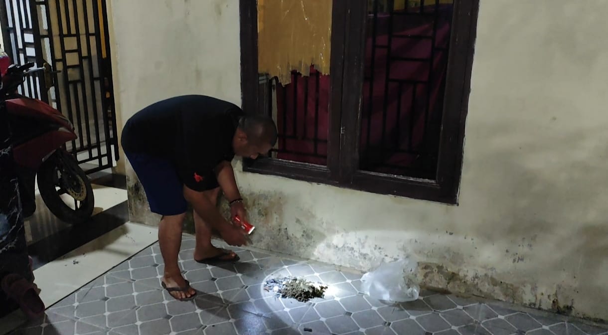 DIMOLOTOV: Kamar jendela di rumah wartawan Joko pecah usai dimolotov OTK.(Istimewa/Sumut Pos)