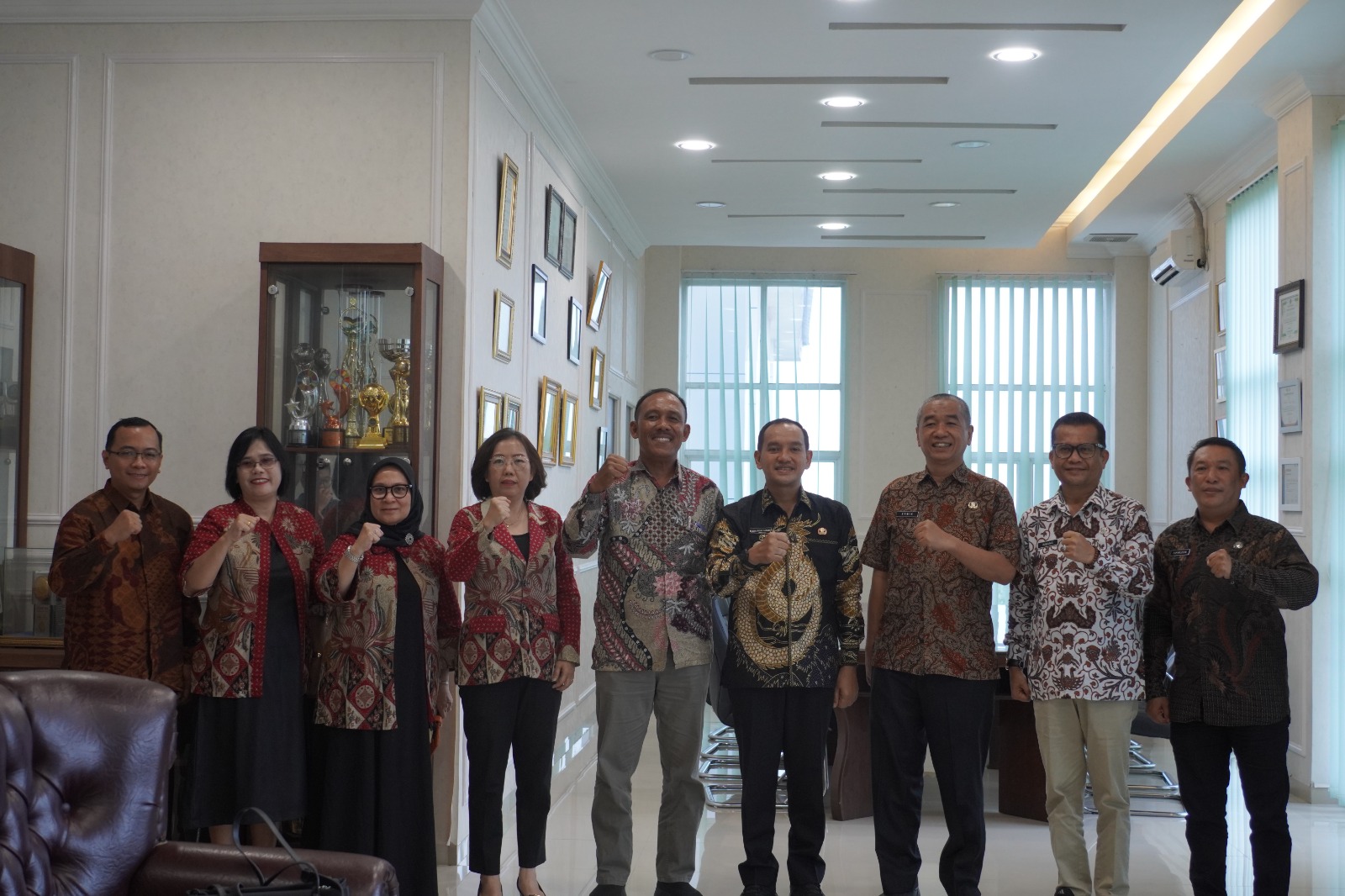 TERIMA: Wali Kota Tebingtinggi Iman Irdian Saragih ketika menerima Ketua STIE Bina Karya, Mangasi Sinurat di Gedung Balai Kota Jalan Sutomo Kota Tebingtinggi. SOPIAN/SUMUT POS