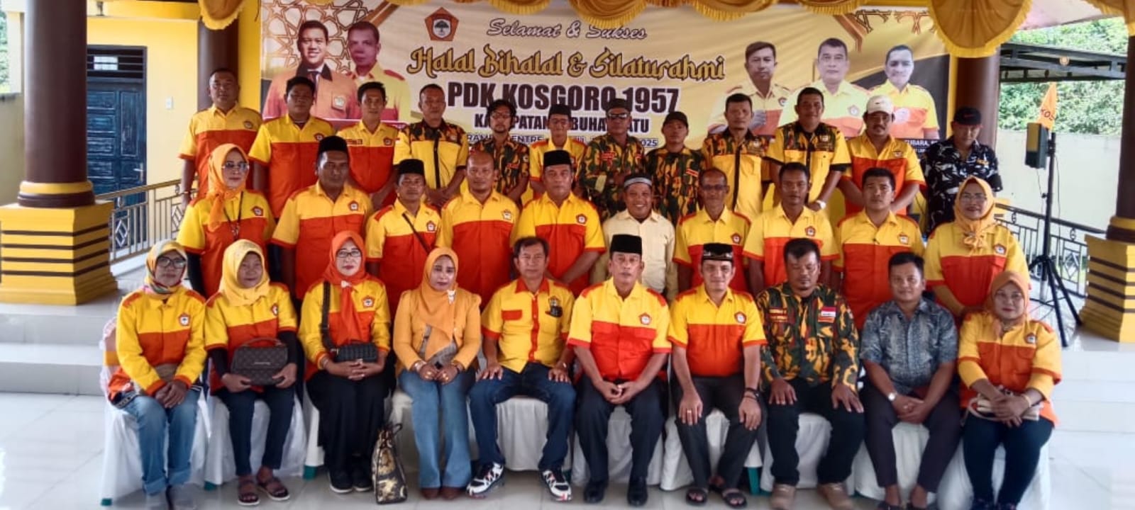 BERSAMA: KOSGORO 57 Labuhanbatu foto Bersama di sela-sela acara Halalbihalal (FAJAR/SUMUT POS)