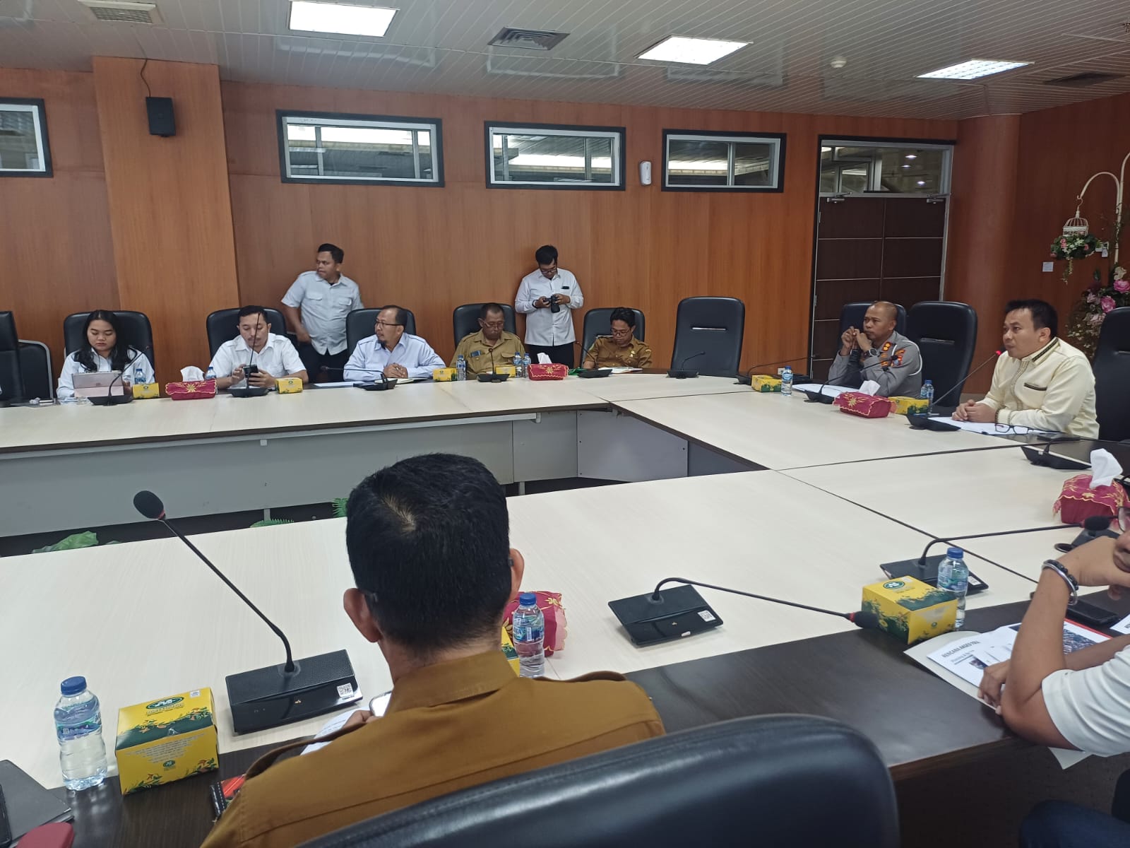 Wakil Ketua DPRD Medan, Zulkarnaen S.K.M menggelar pertemuan dan pembahasan terkait masalah di depan Pintu Tol Bandar Selamat, Senin (14/4/2025).(Markus Pasaribu/Sumut Pos)